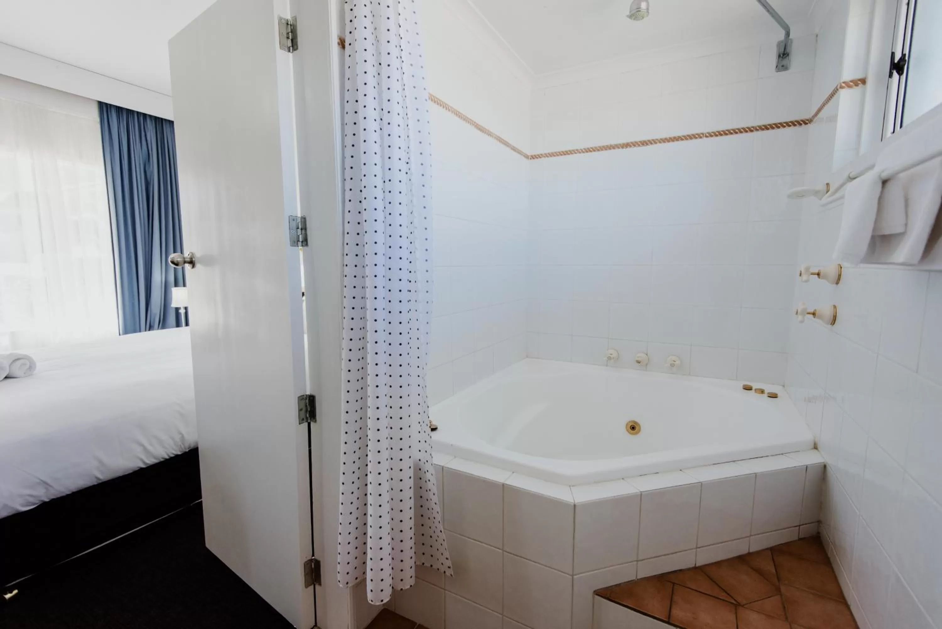 Shower, Bed in City Sider Motor Inn