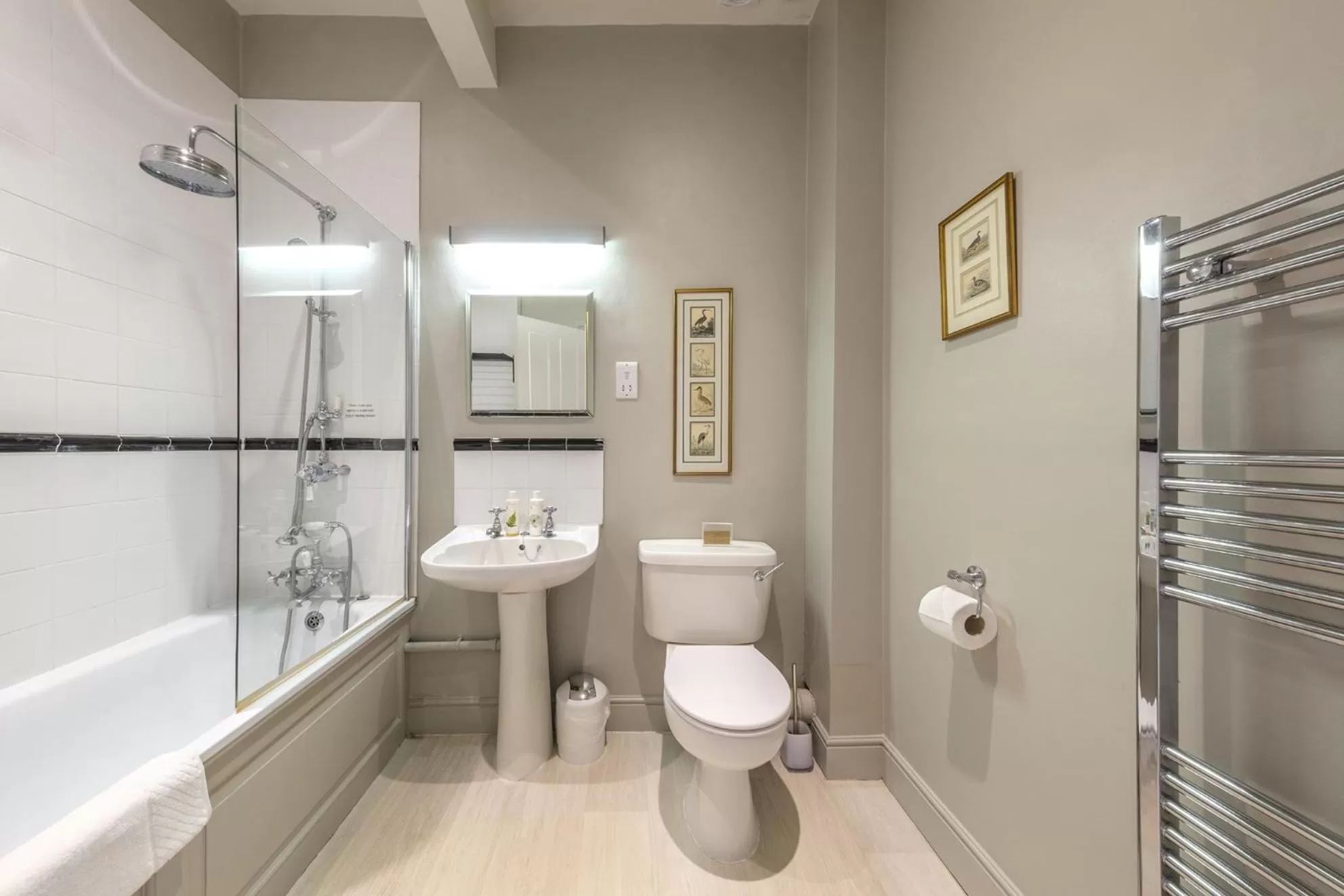 Shower in The Black Lion, Long Melford