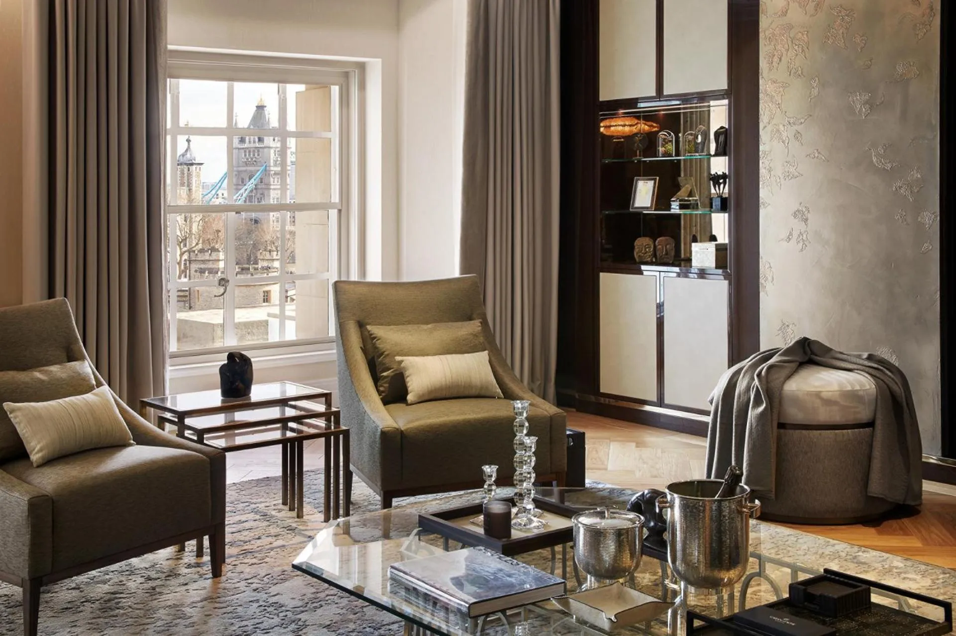 Living room in Four Seasons Hotel London at Tower Bridge