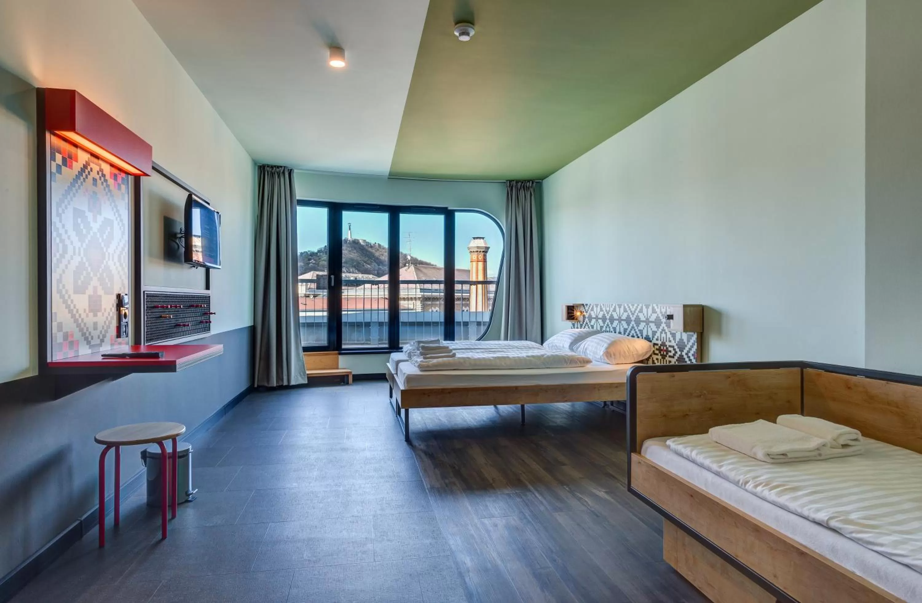 Photo of the whole room in MEININGER Budapest Great Market Hall