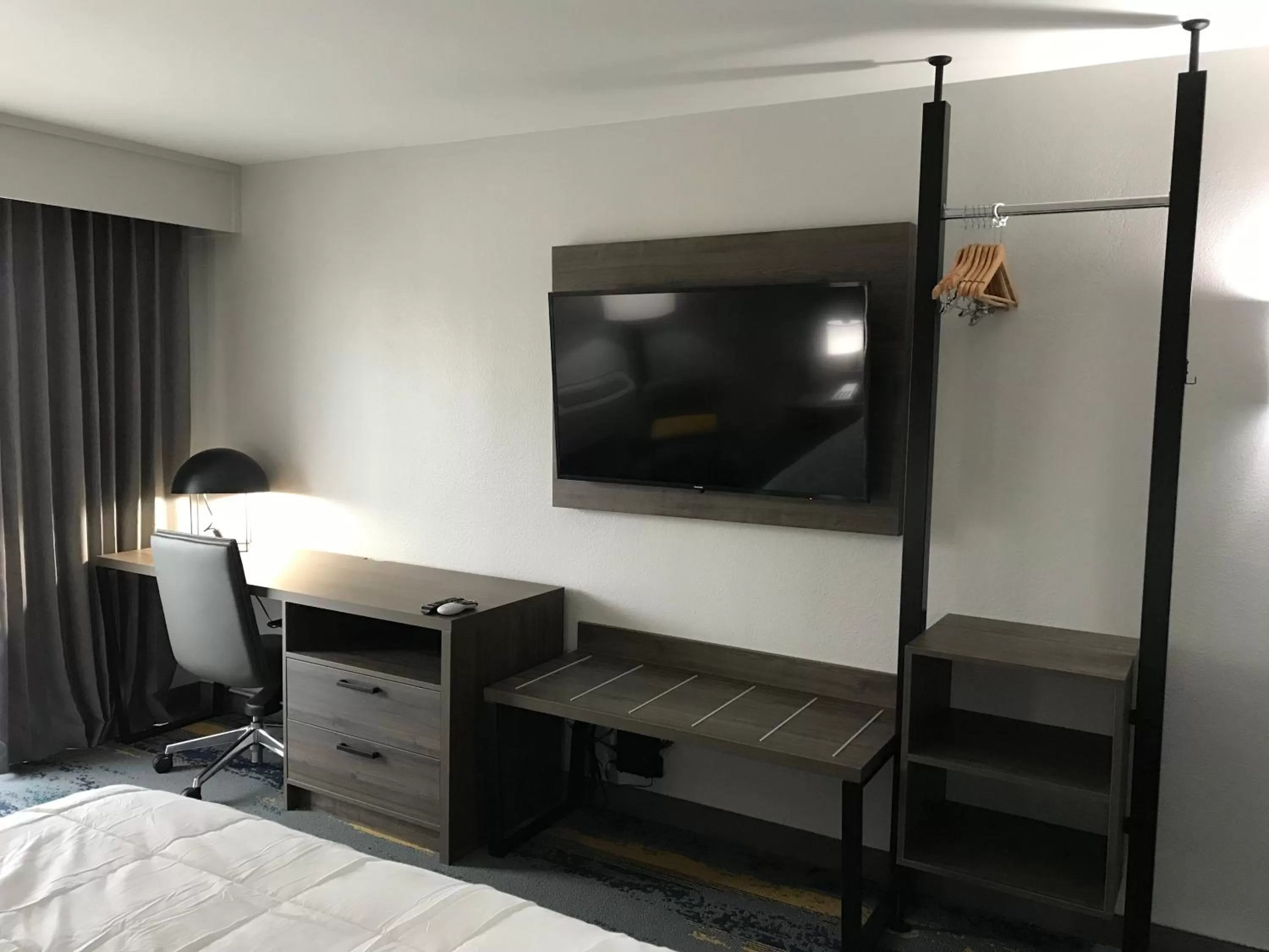 TV and multimedia, Bed in Clarion Pointe OKC Airport