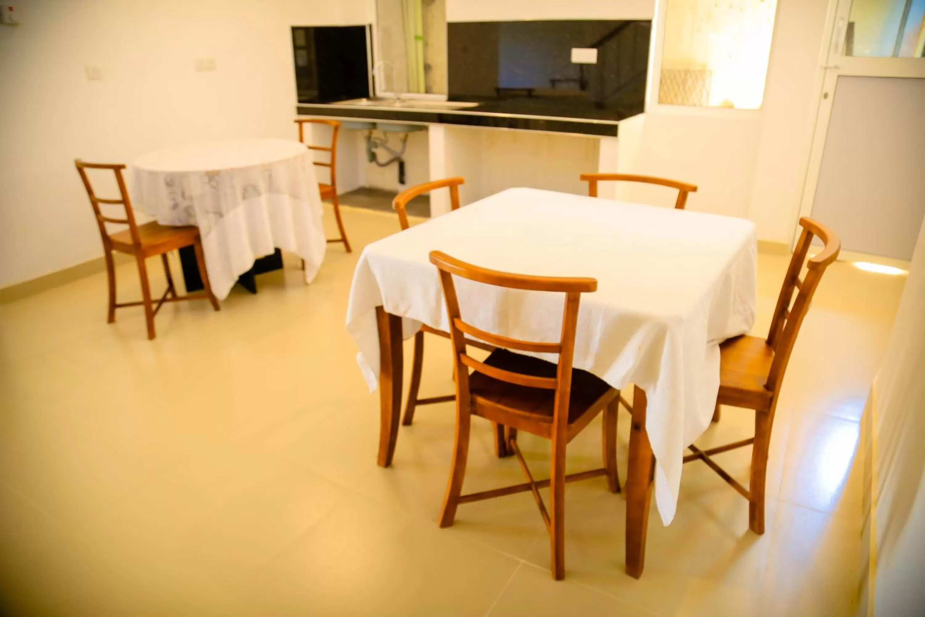 Restaurant/Places to Eat in White Lodge