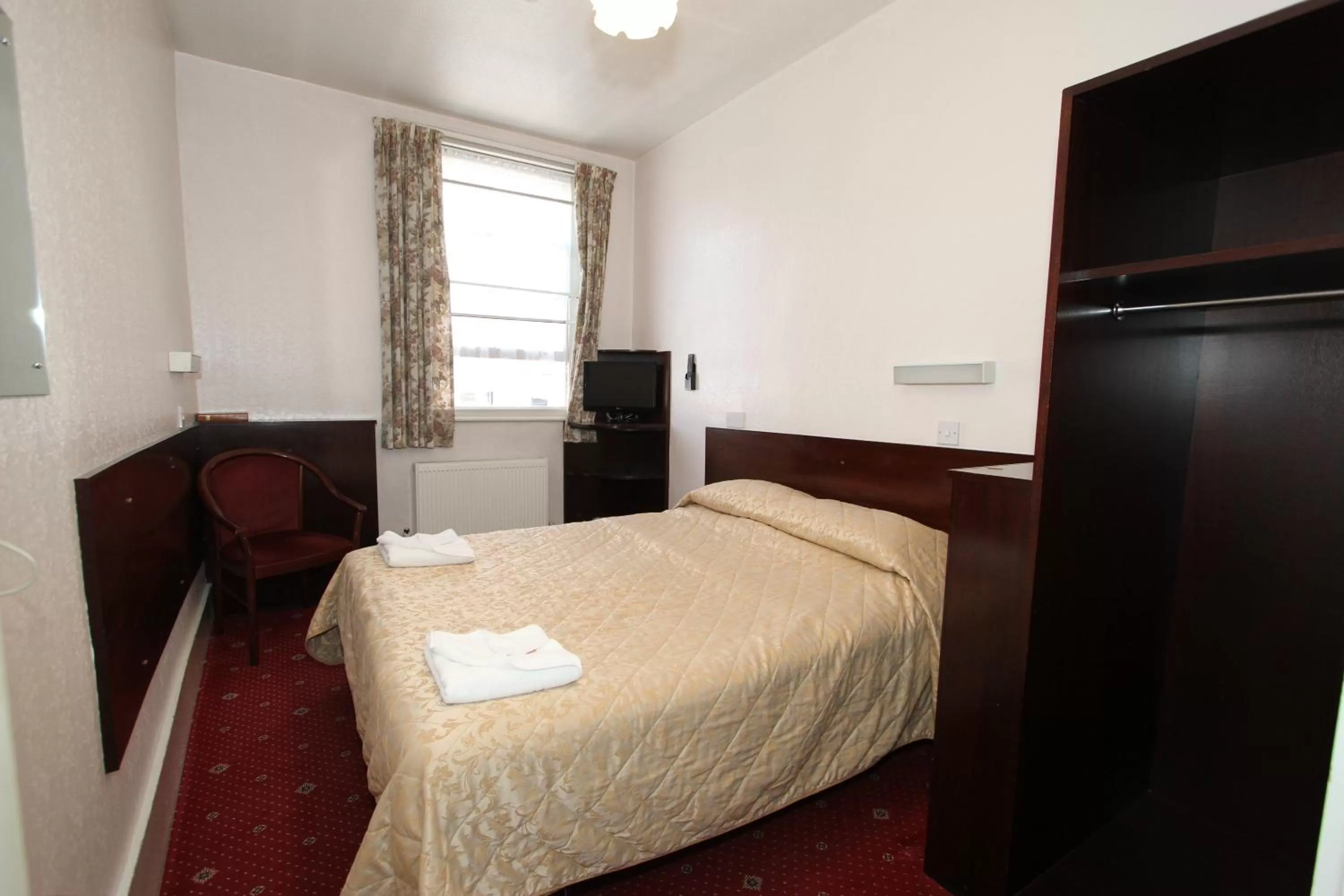 Bedroom, Bed in Ridgemount Hotel