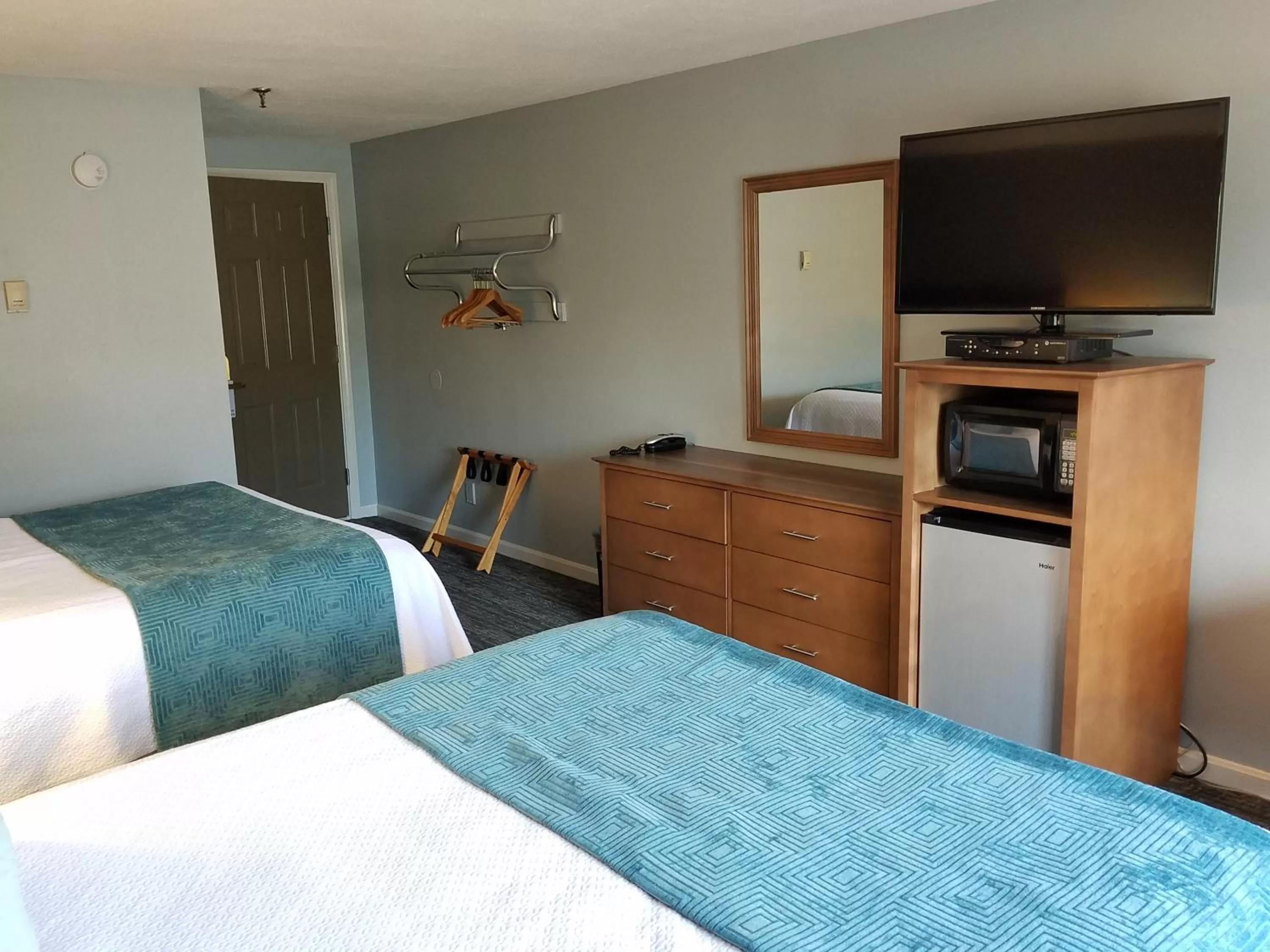 Bedroom, Bed in Hampton Village Inn