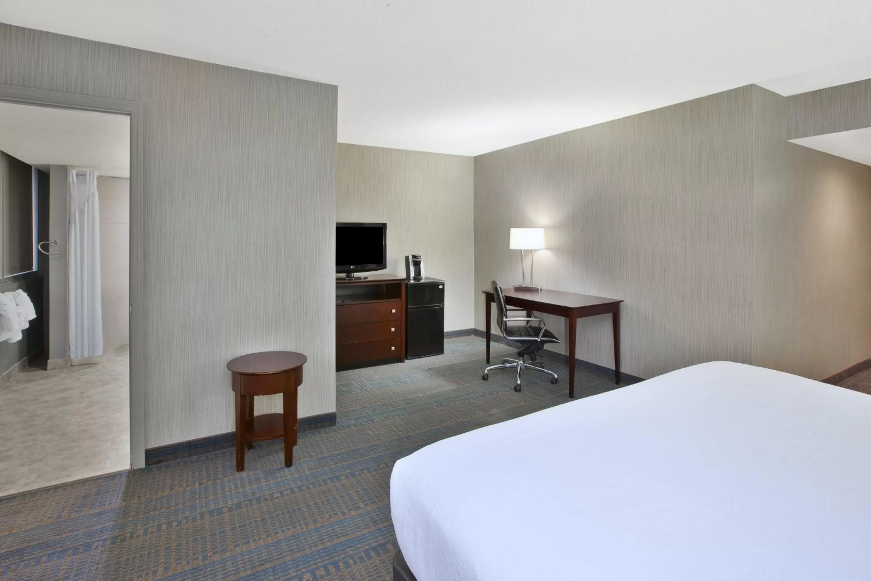 Photo of the whole room, Bed in Holiday Inn Columbus Dwtn-Capitol Square by IHG