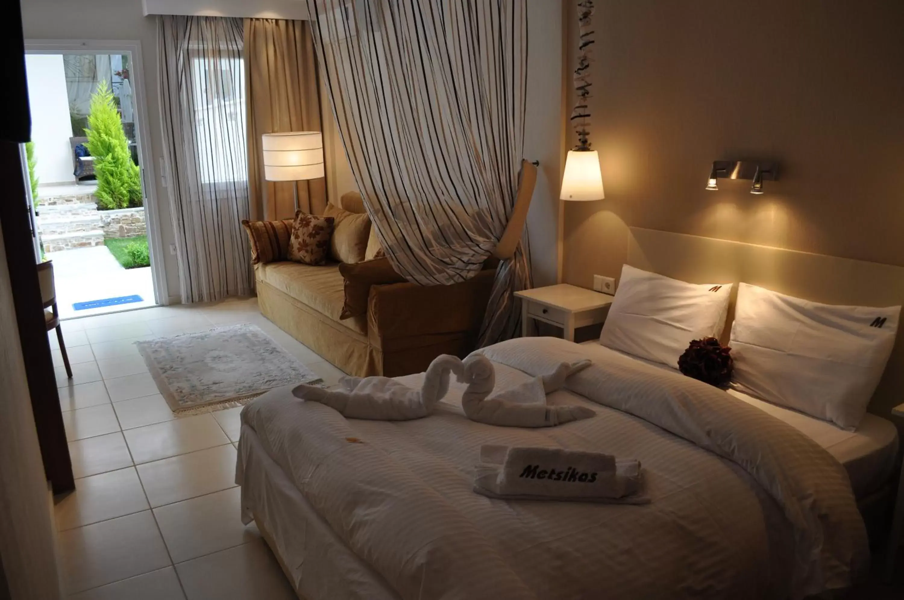 Family Room with Garden View in Metsikas Residence Family Room with Garden View in Metsikas Residence