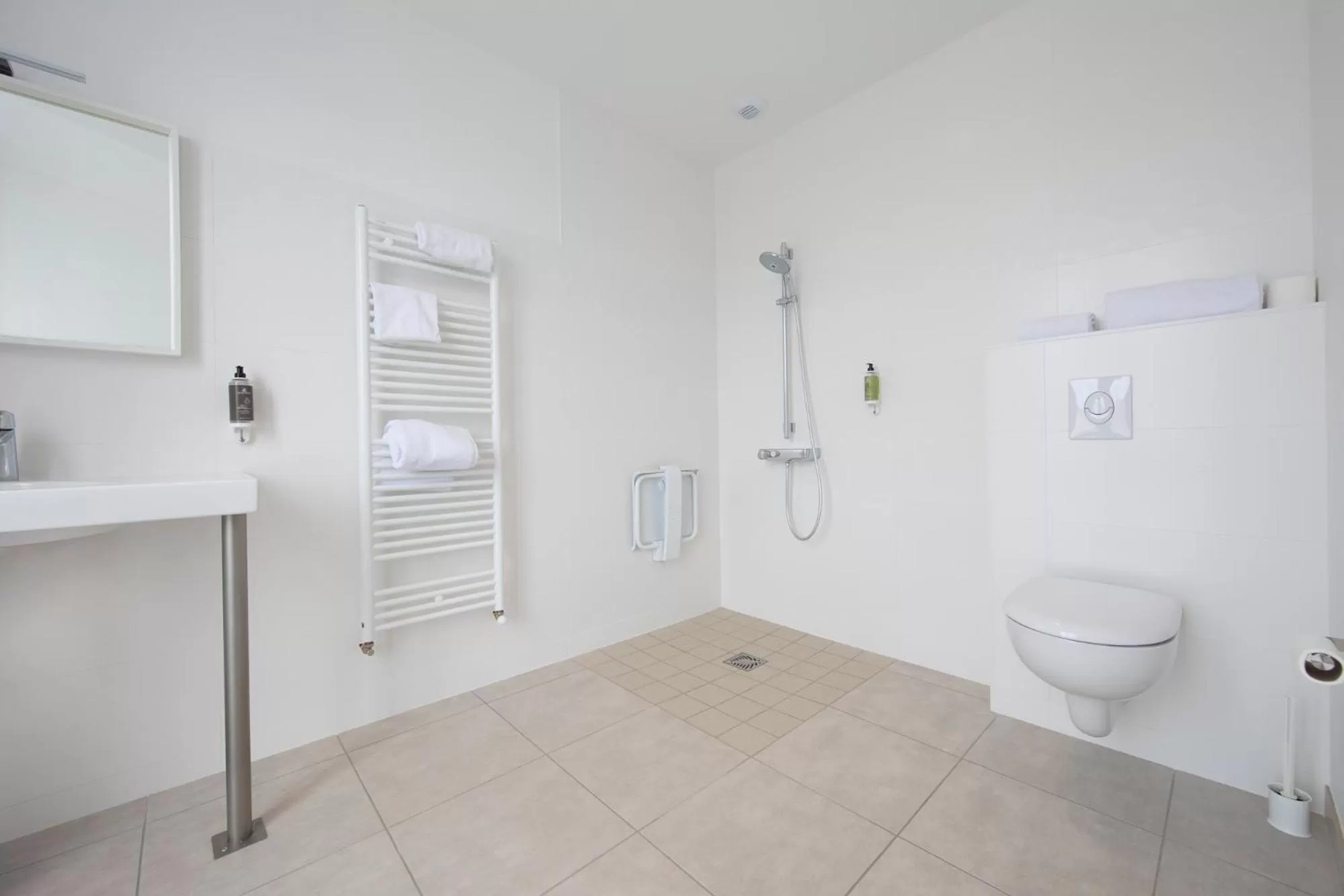 Bathroom in Hôtel Spa De La Citadelle Lorient