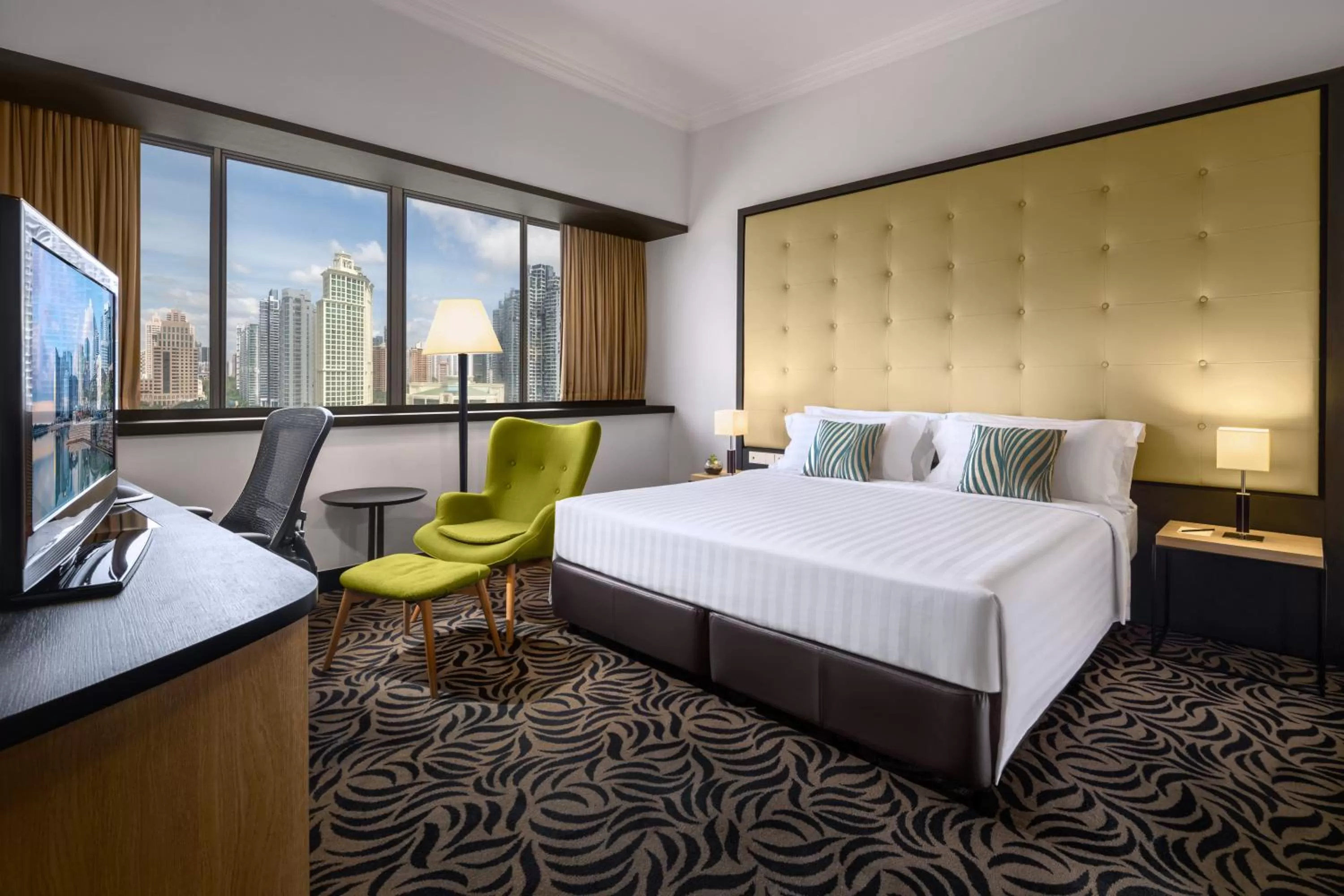 Photo of the whole room, Bed in Furama RiverFront