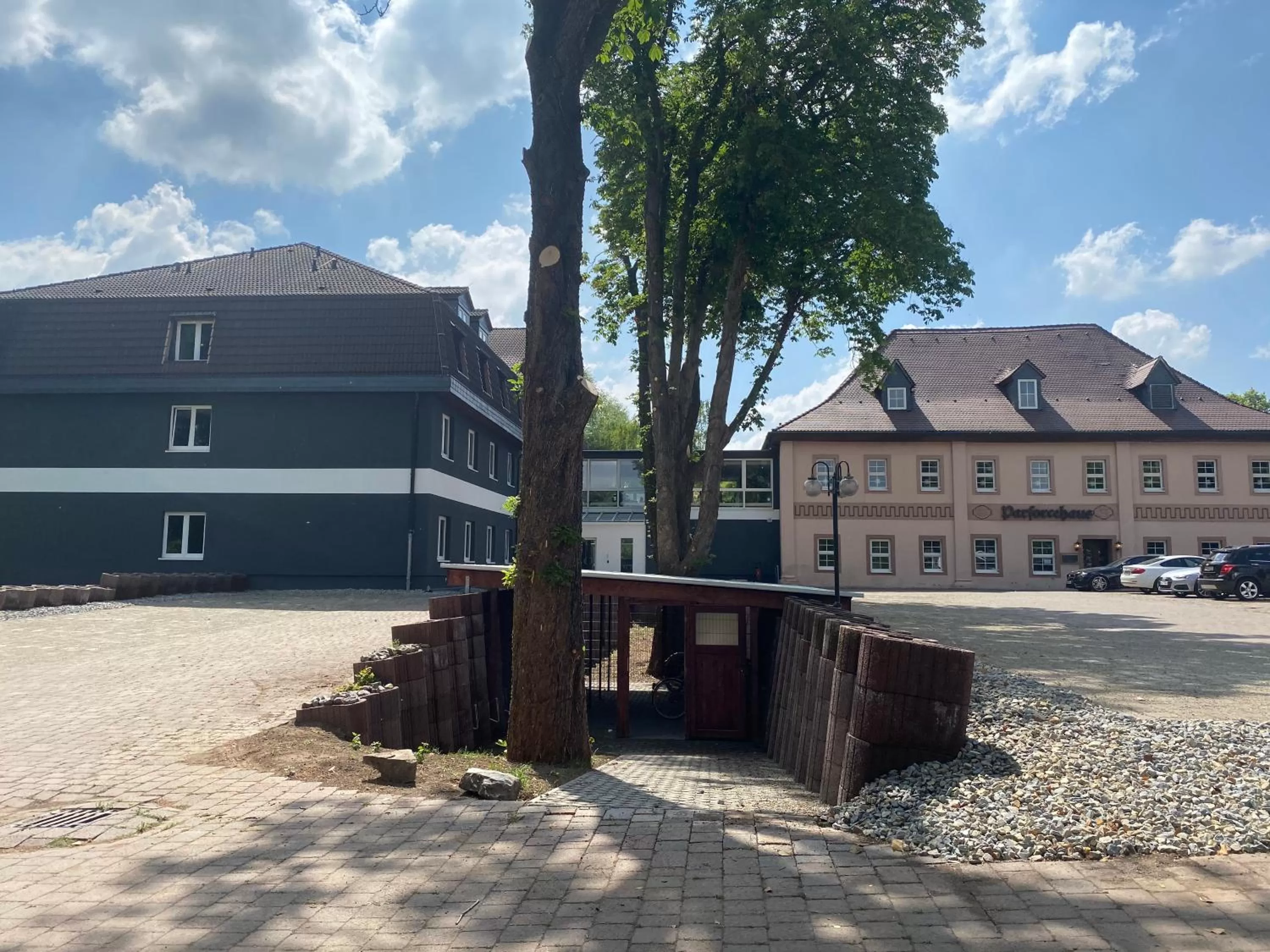 Facade/entrance in SL'otel im Parforcehaus