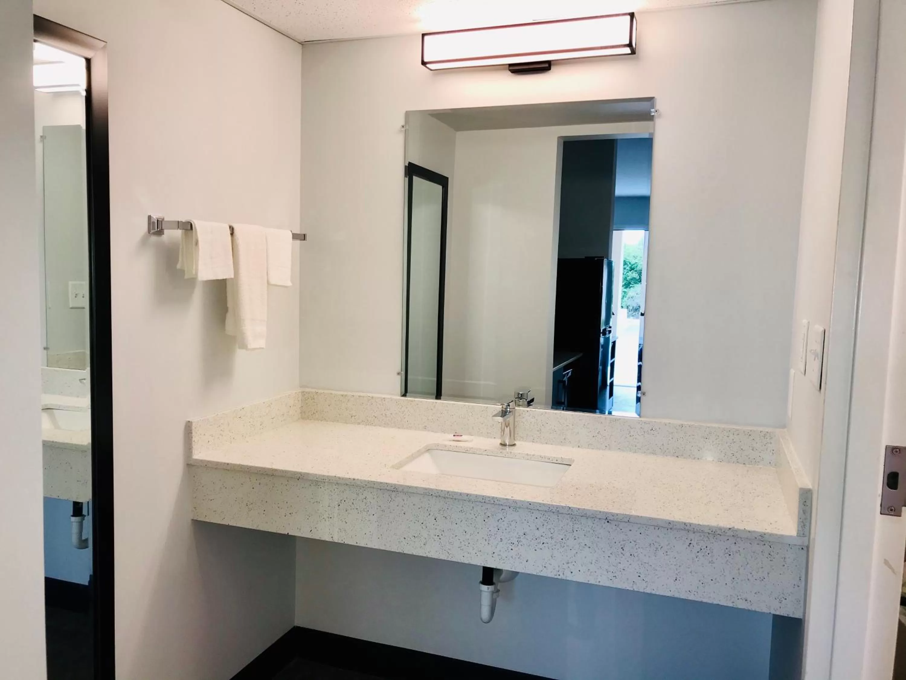 Bathroom in Studio 6 Dublin, Ga