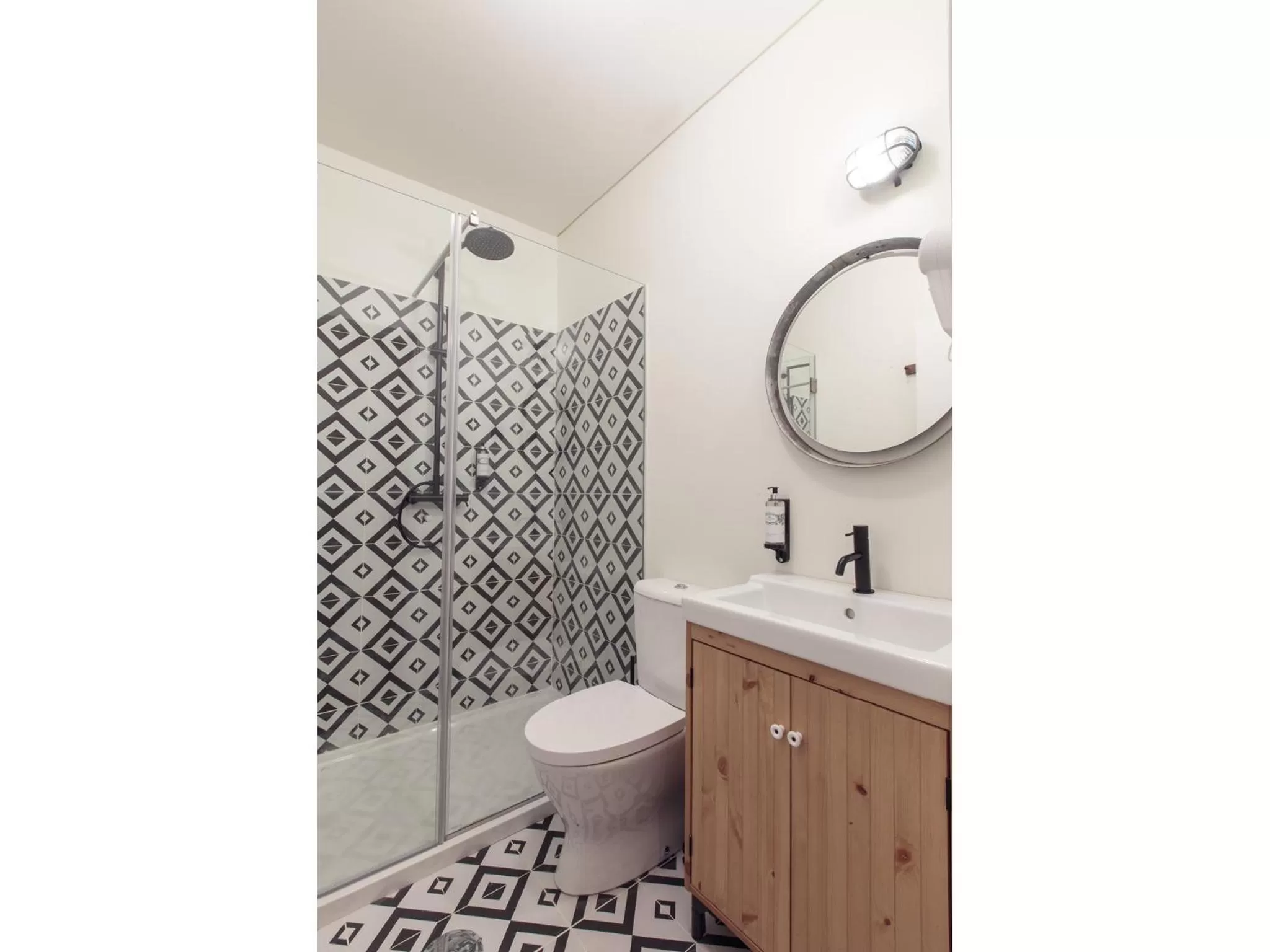 Shower in The House of Sandeman