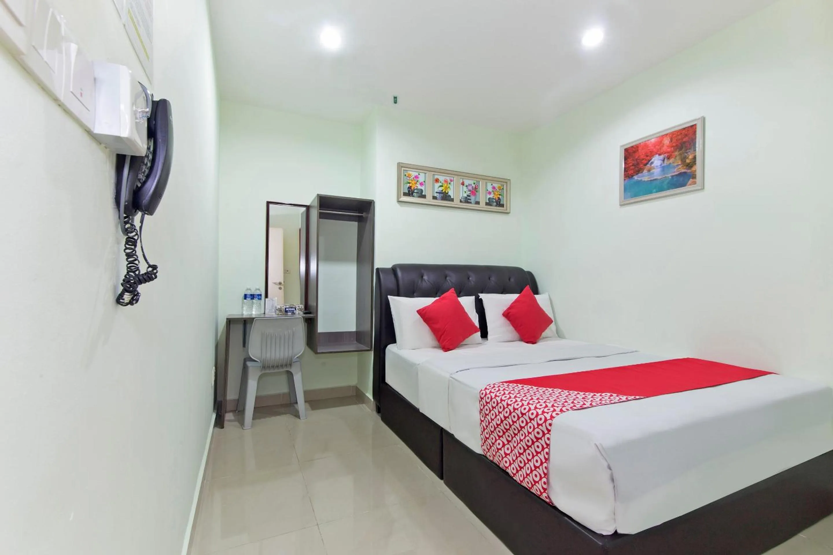 Bedroom, Bed in OYO 444 KL Empire Hotel