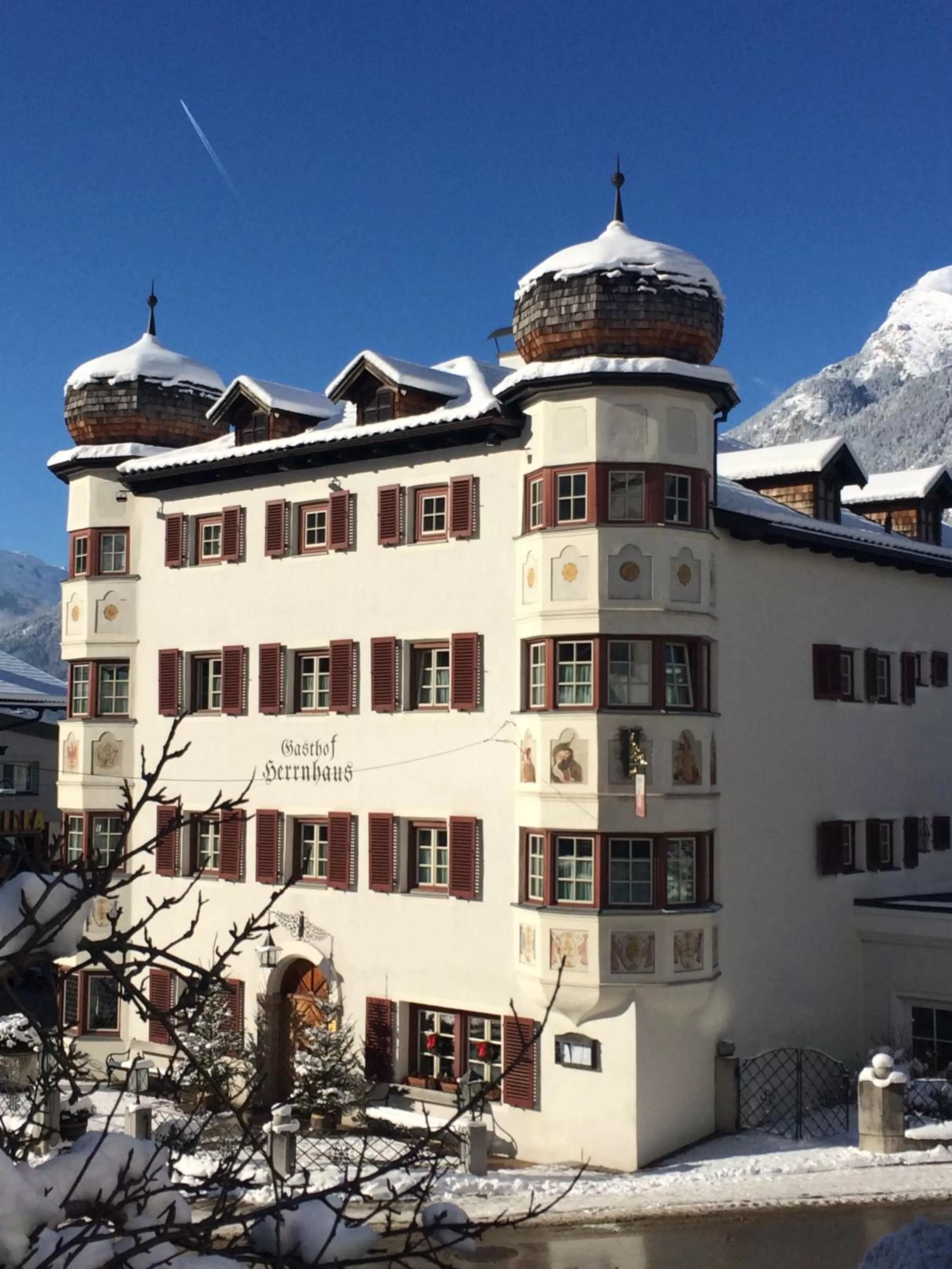 Facade/entrance, Winter in Gasthof Herrnhaus