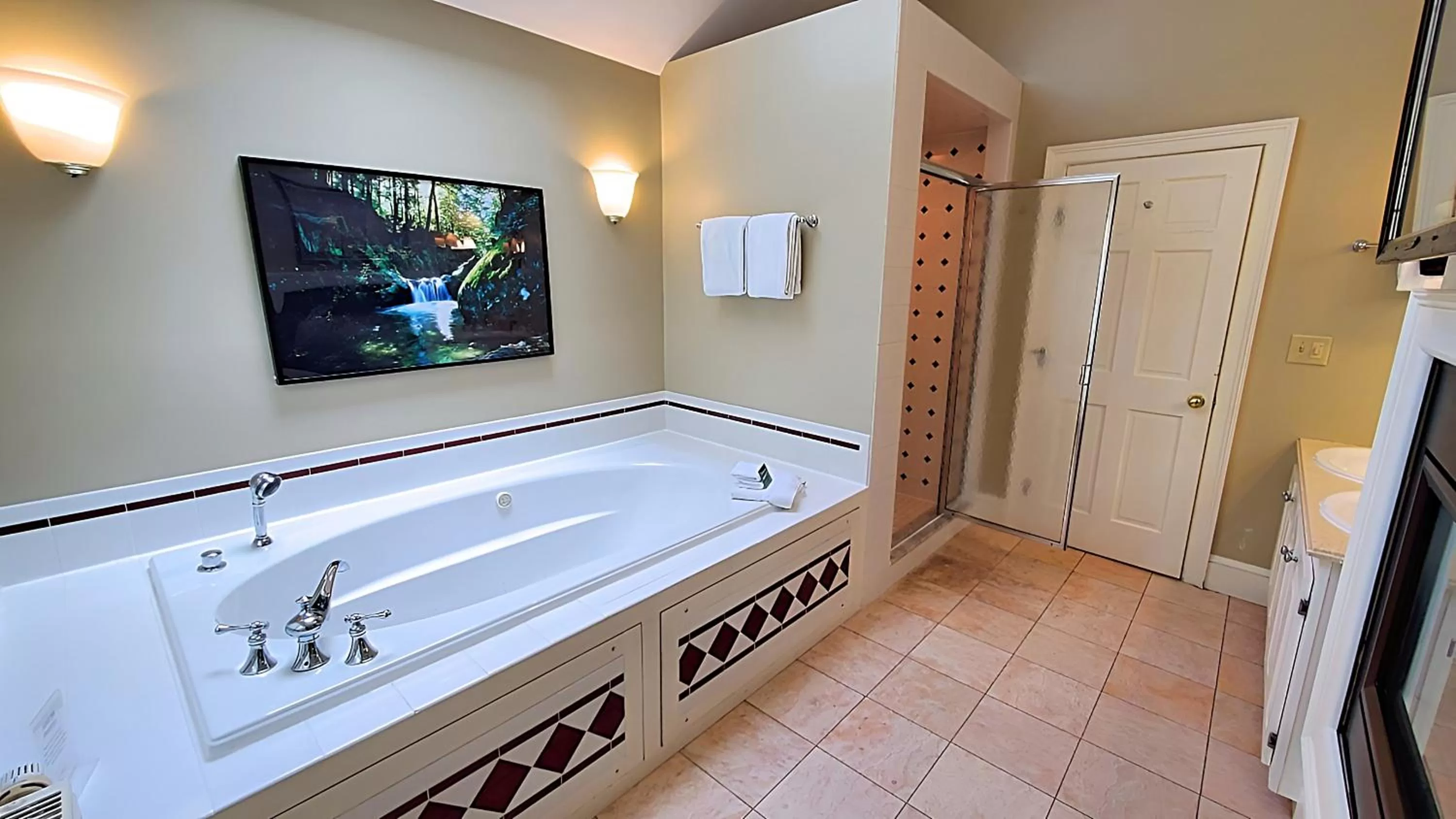 Shower, Bathroom in Four Columns Inn
