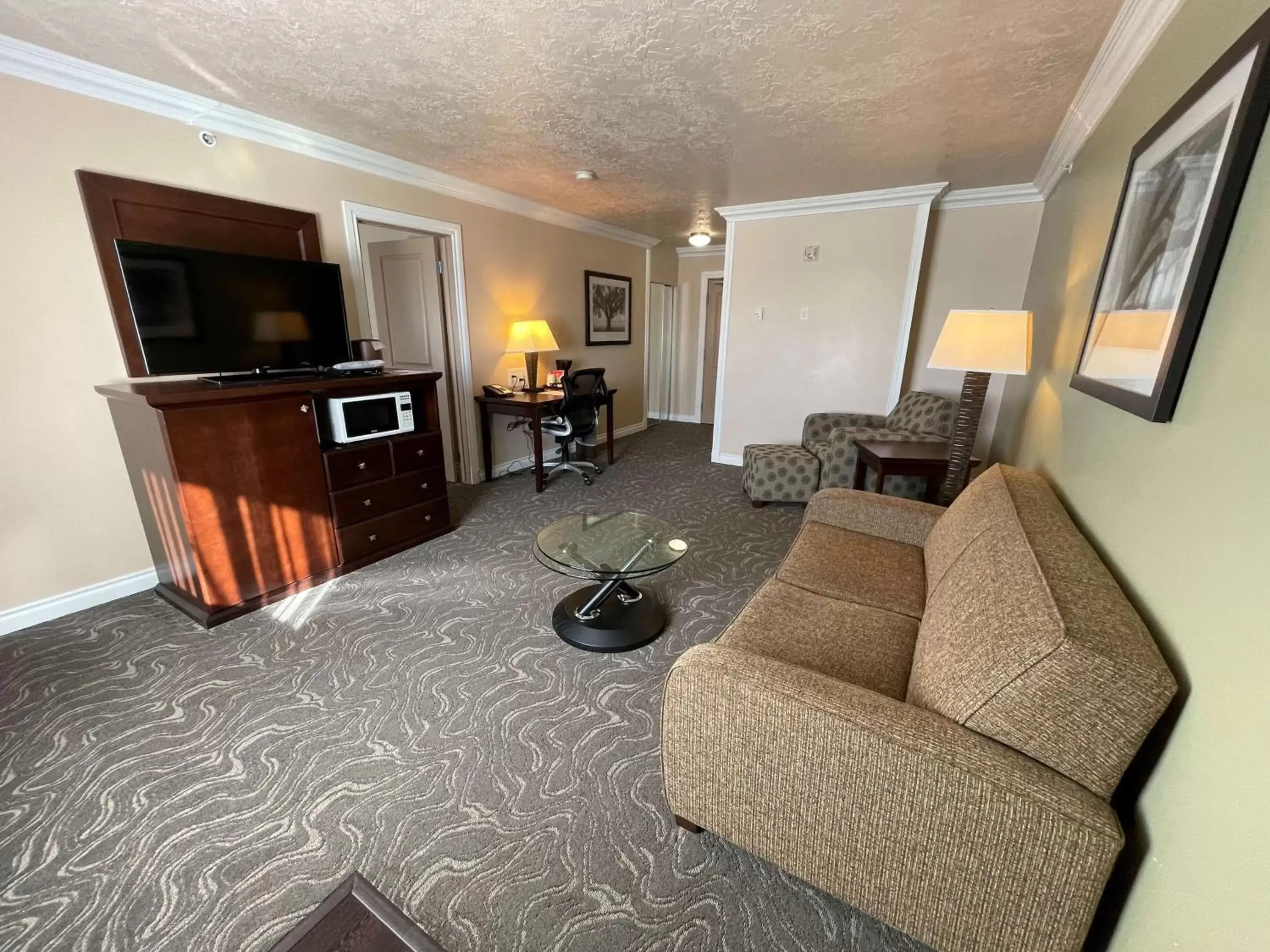 Queen Suite with Sofa Bed - Non-Smoking in Best Western PLUS Mirage Hotel and Resort Queen Suite with Sofa Bed - Non-Smoking in Best Western PLUS Mirage Hotel and Resort