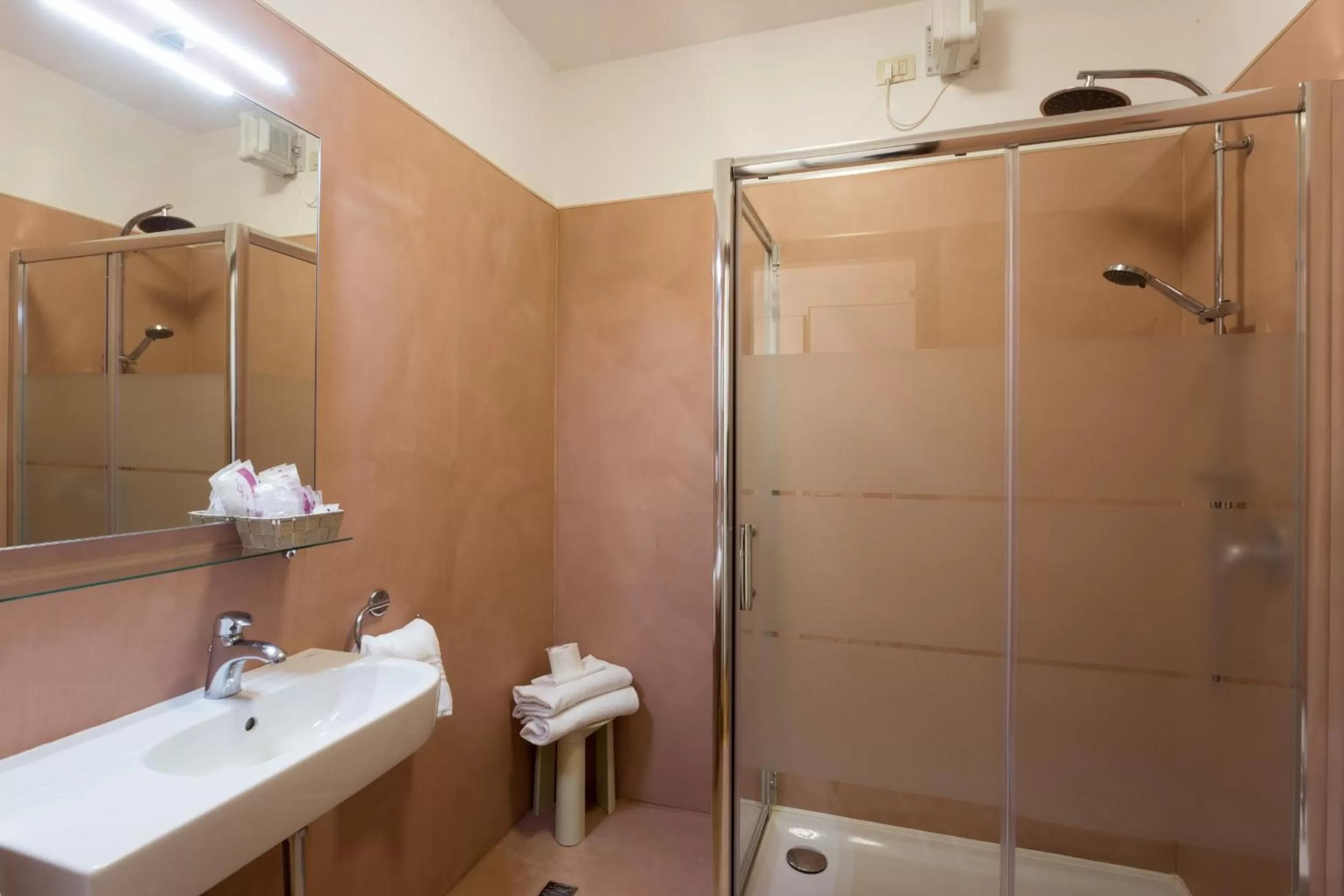 Shower in Hotel Airmotel