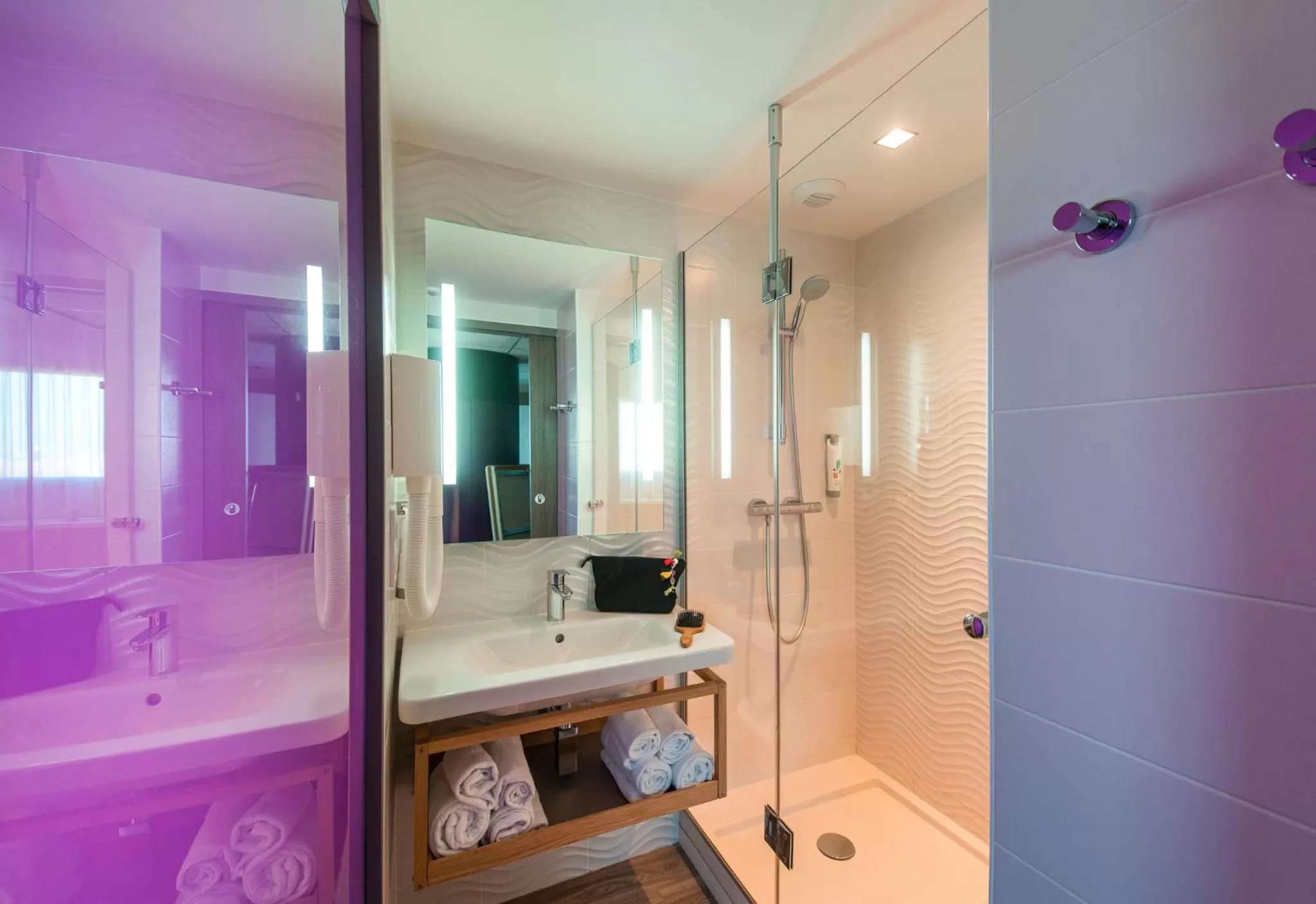 Shower in ibis Styles Les Sables Olonne