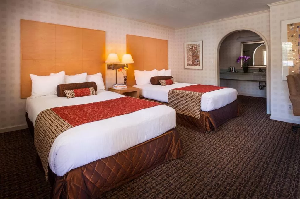 Photo of the whole room, Bed in Menlo Park Inn