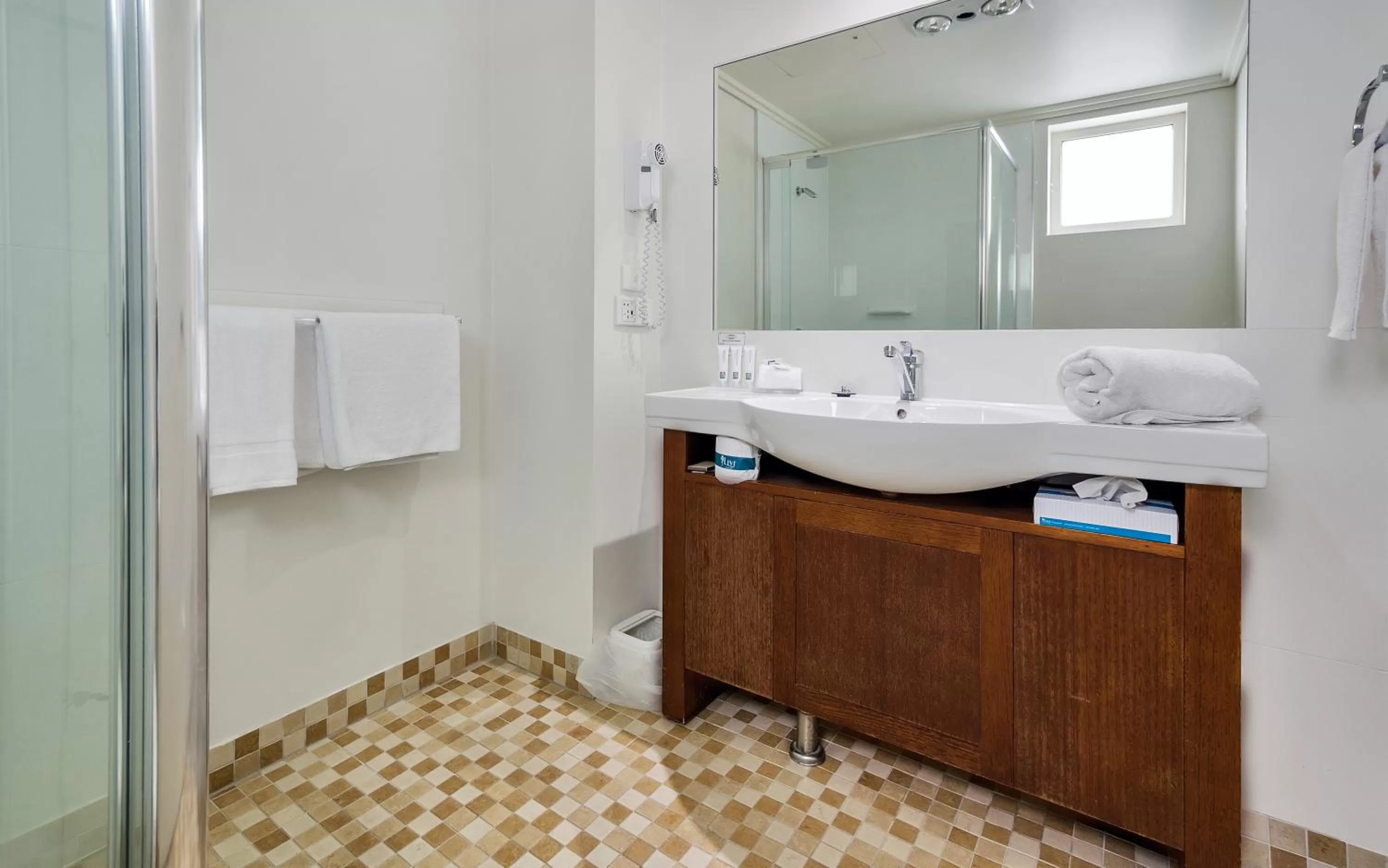 Bathroom in Coachmans Inn Warwick