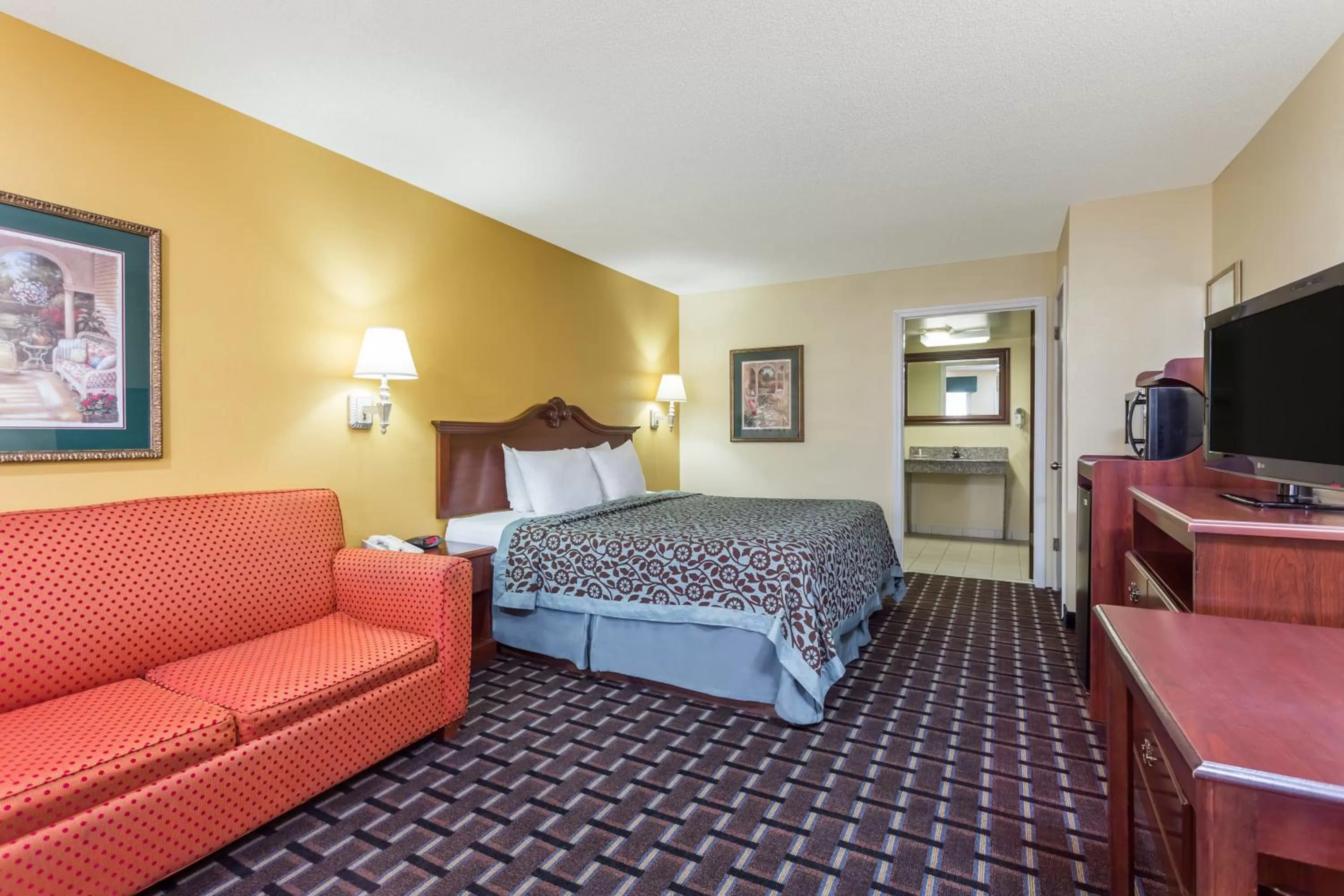 Property building, Bed in Days Inn & Suites by Wyndham Warner Robins Near Robins AFB