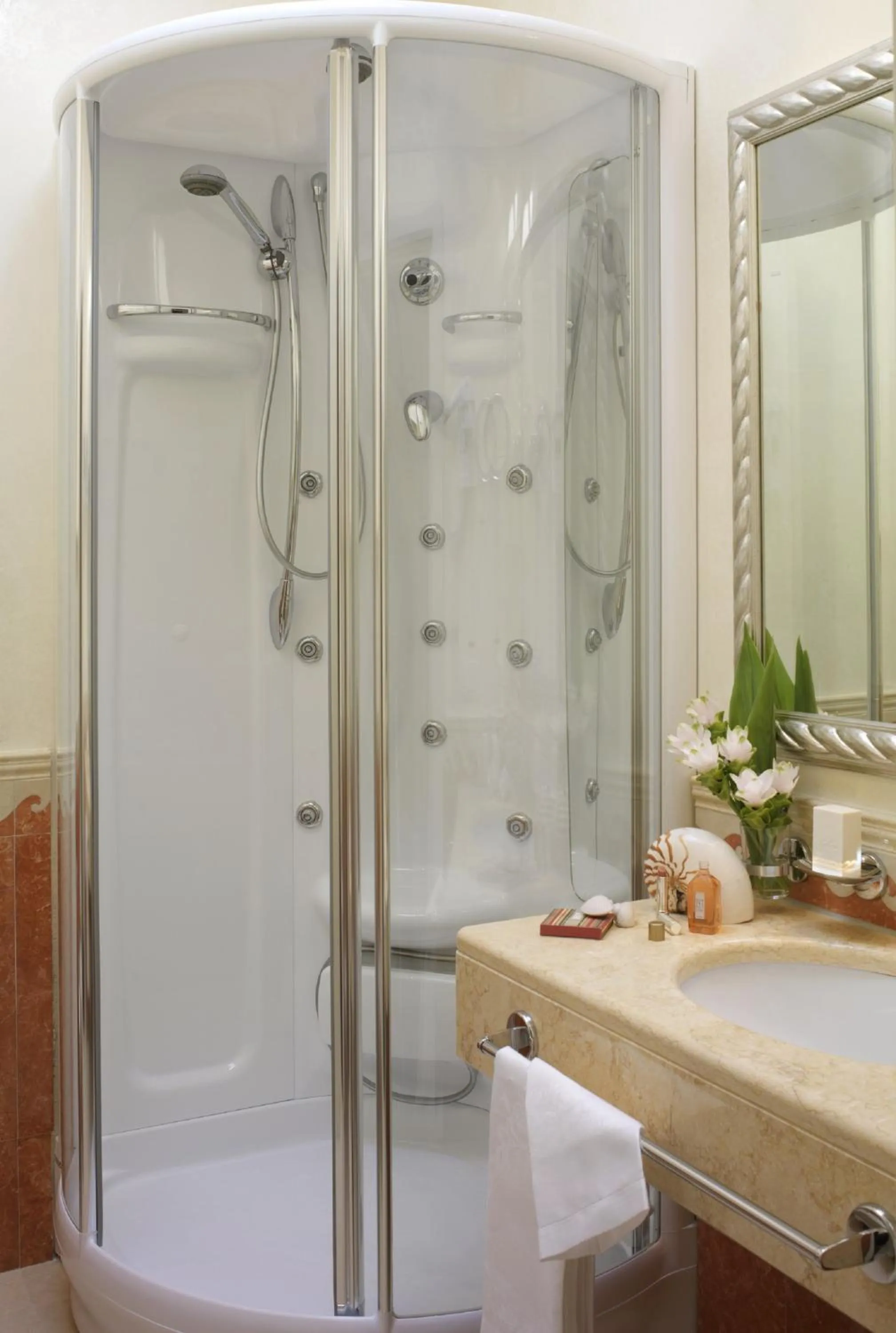 Shower in Hotel Tiffany's