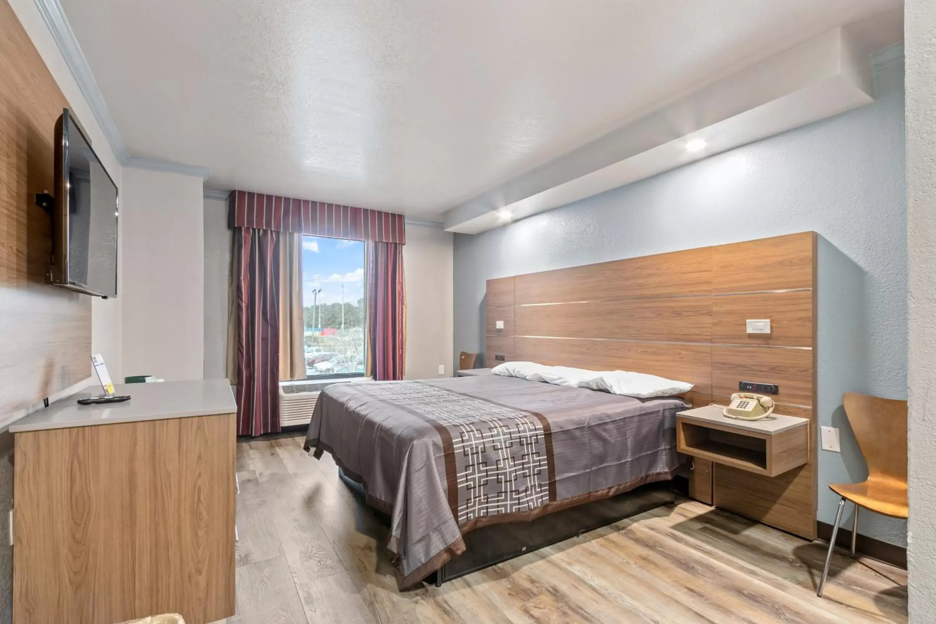 King Room - Smoking in Regency Inn Near Boardwalk & Hurlburt Field King Room - Smoking in Regency Inn Near Boardwalk & Hurlburt Field