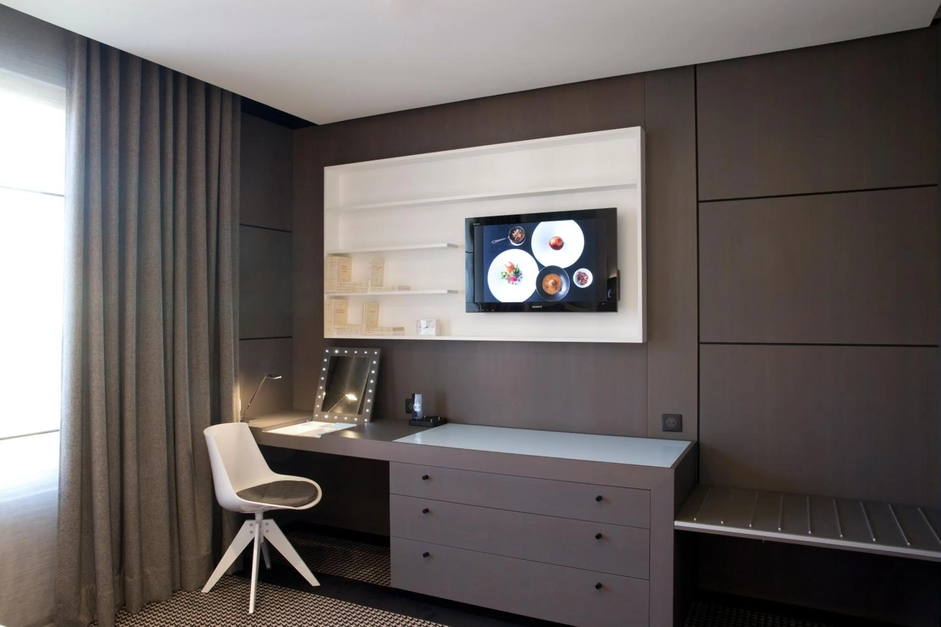 Photo of the whole room in La Pyramide - Maison Henriroux