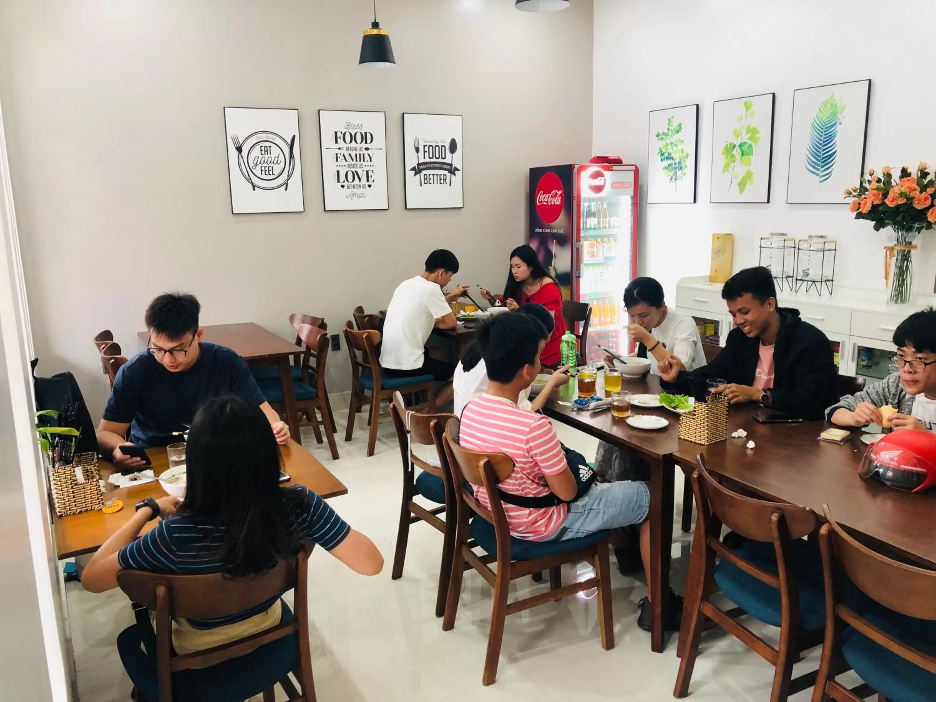 Restaurant/Places to Eat in Peaceful House Hostel