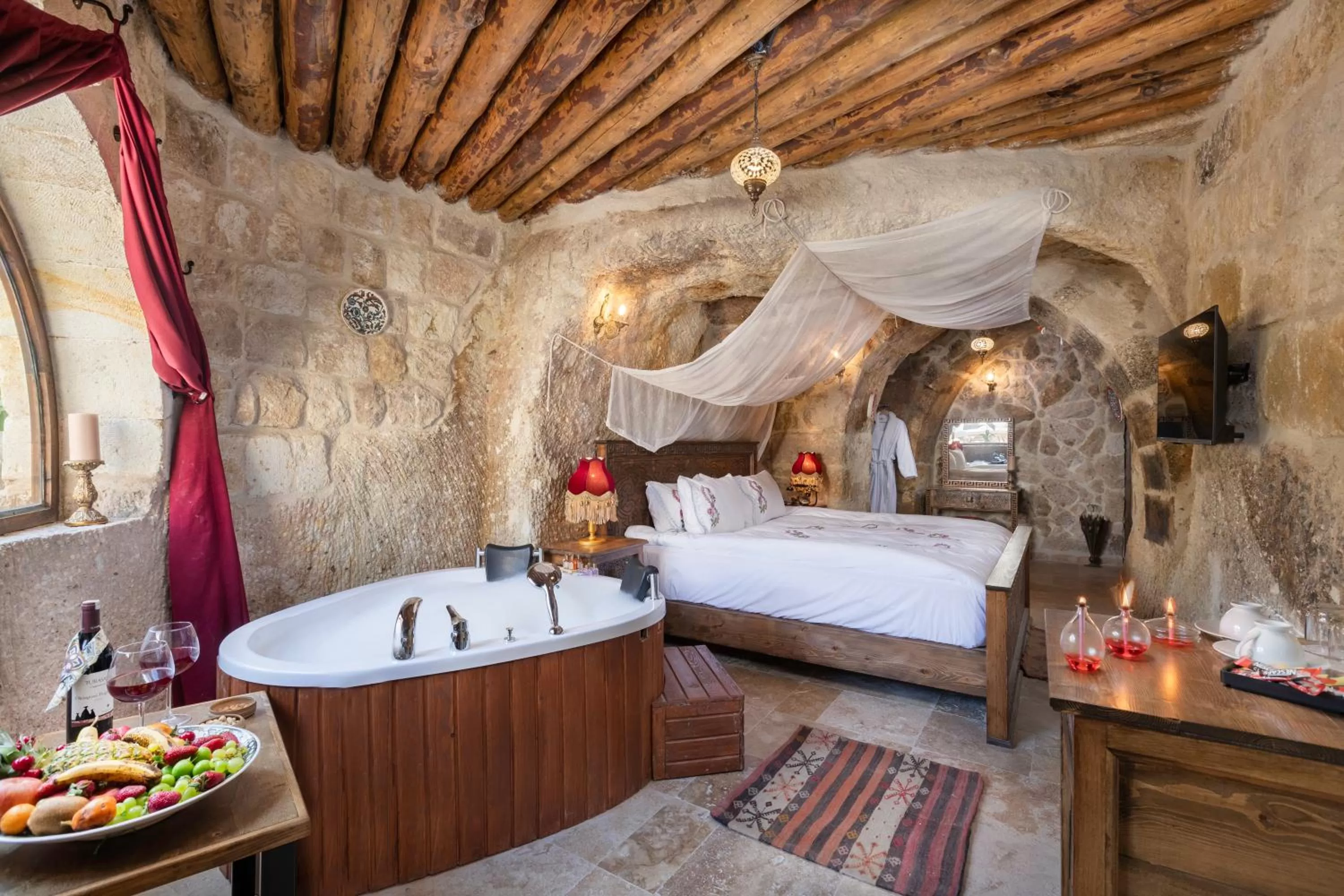 Hot Tub, Bed in Kayata Cave Suites Special Class