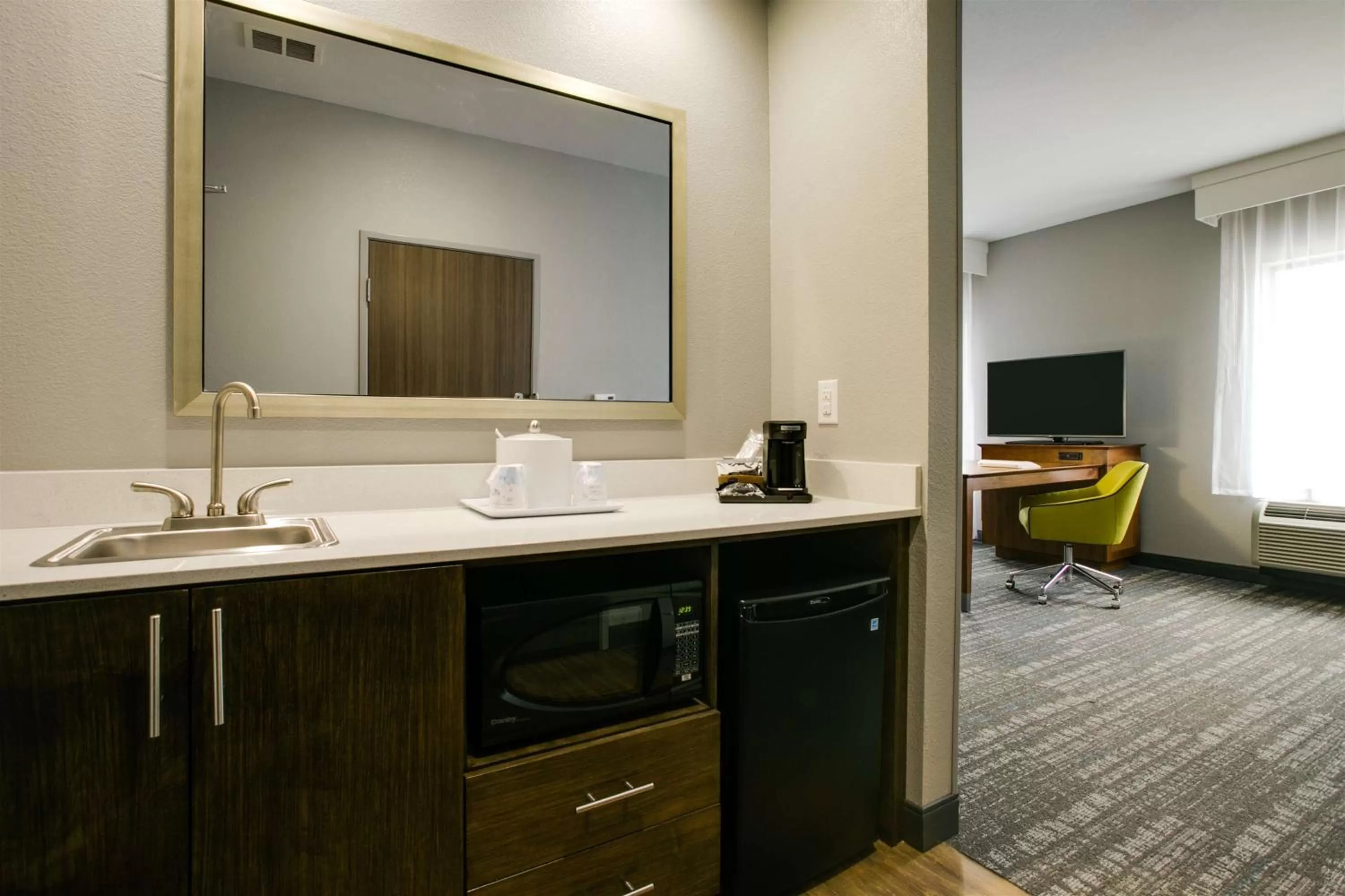 Kitchen or kitchenette in Hampton Inn & Suites Dallas/Ft. Worth Airport South