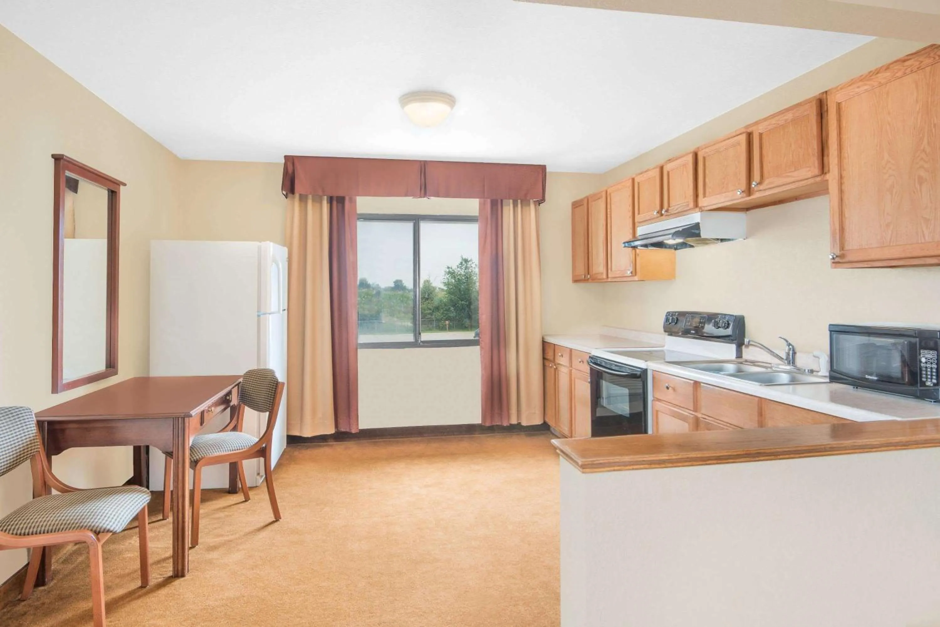 Photo of the whole room in Super 8 by Wyndham Marshalltown