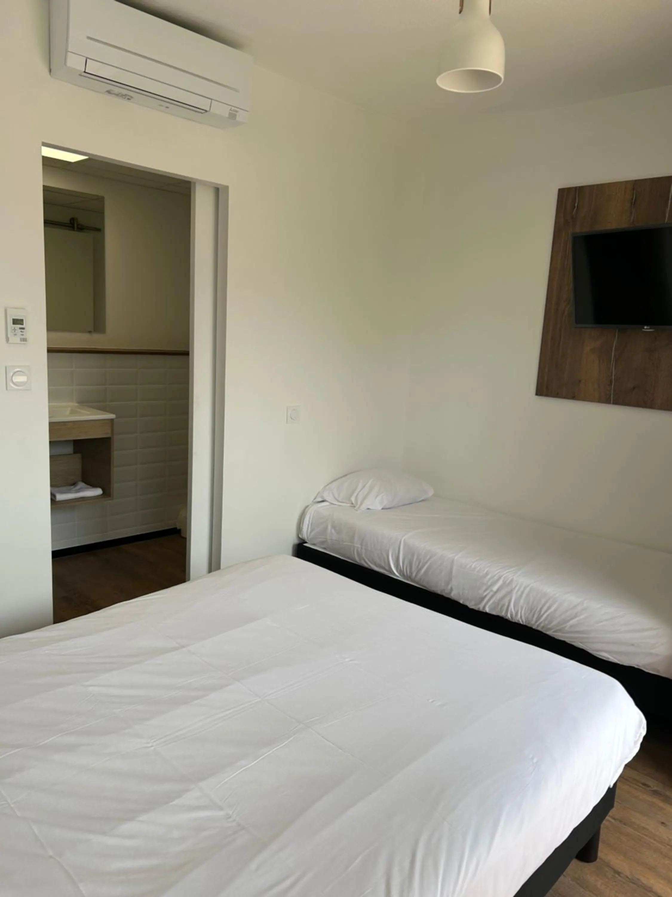 View (from property/room), Bed in The Originals Access, Hôtel Tulle