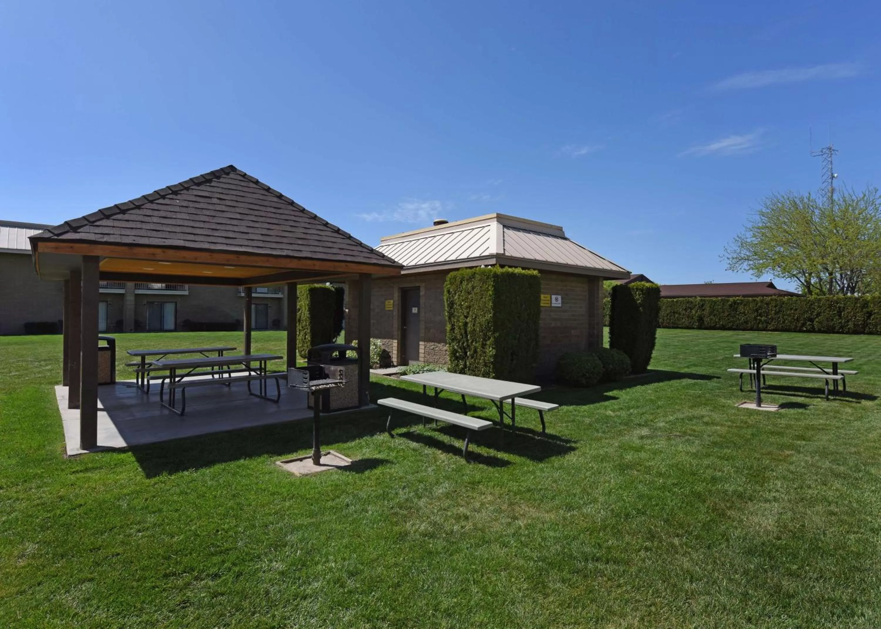 Property building in Best Western Plus Ahtanum Inn