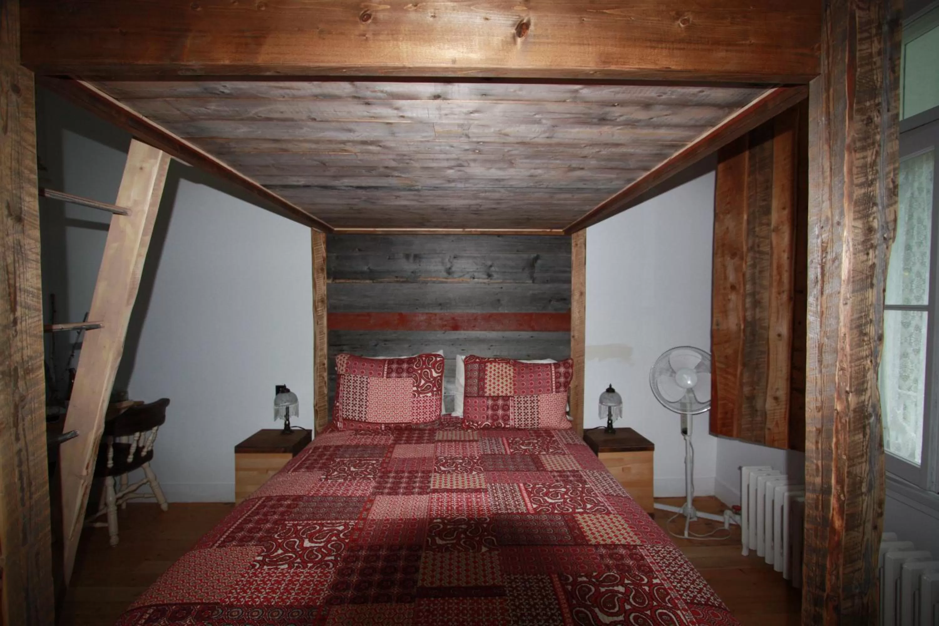 Photo of the whole room, Bed in Auberge Carpe Diem