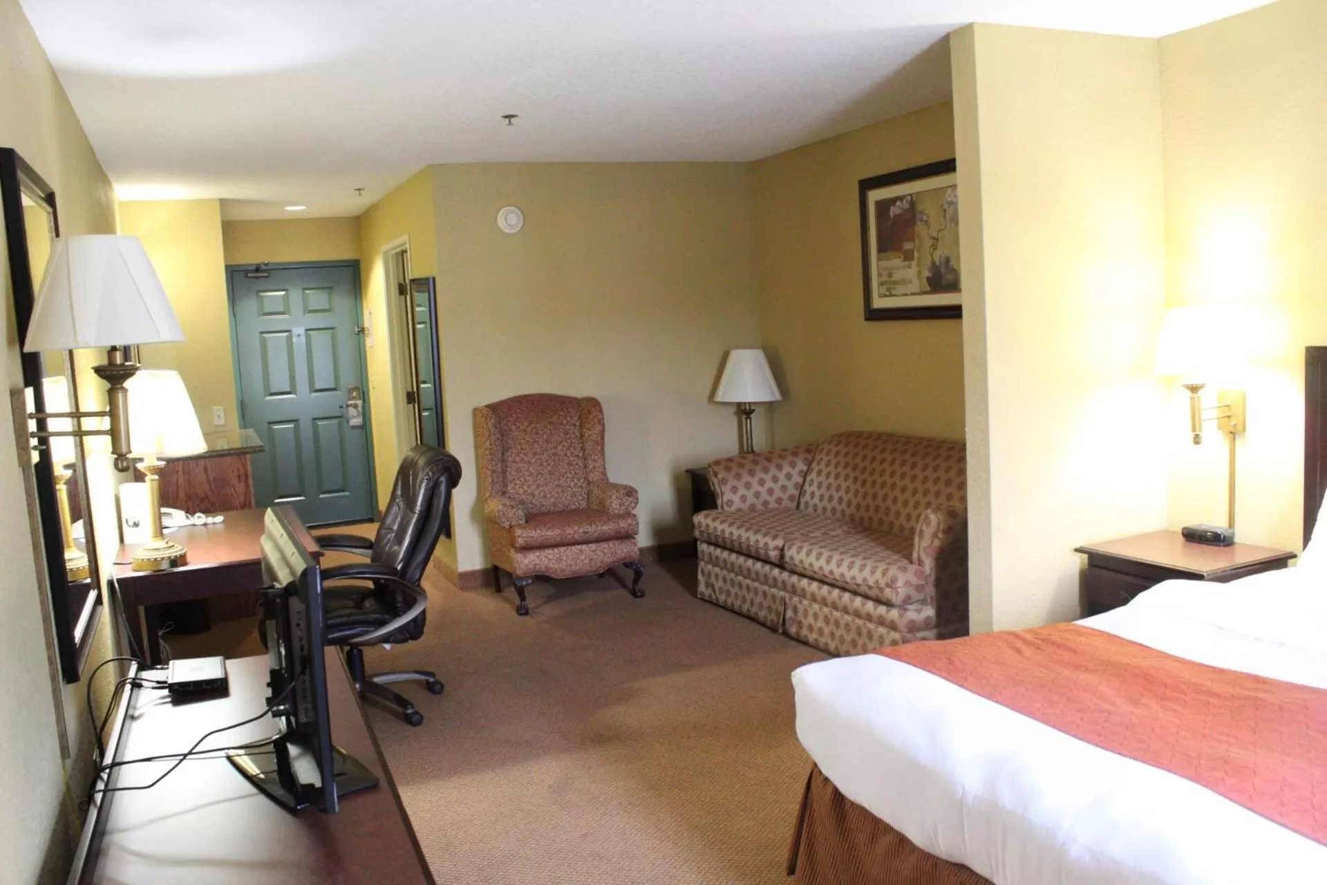Photo of the whole room, Bed in Country Inn & Suites by Radisson, Hot Springs, AR