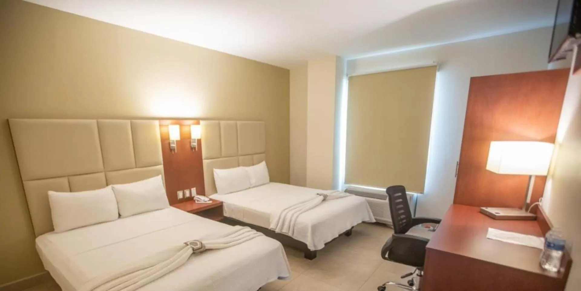 Photo of the whole room, Bed in Hotel Ave Inn