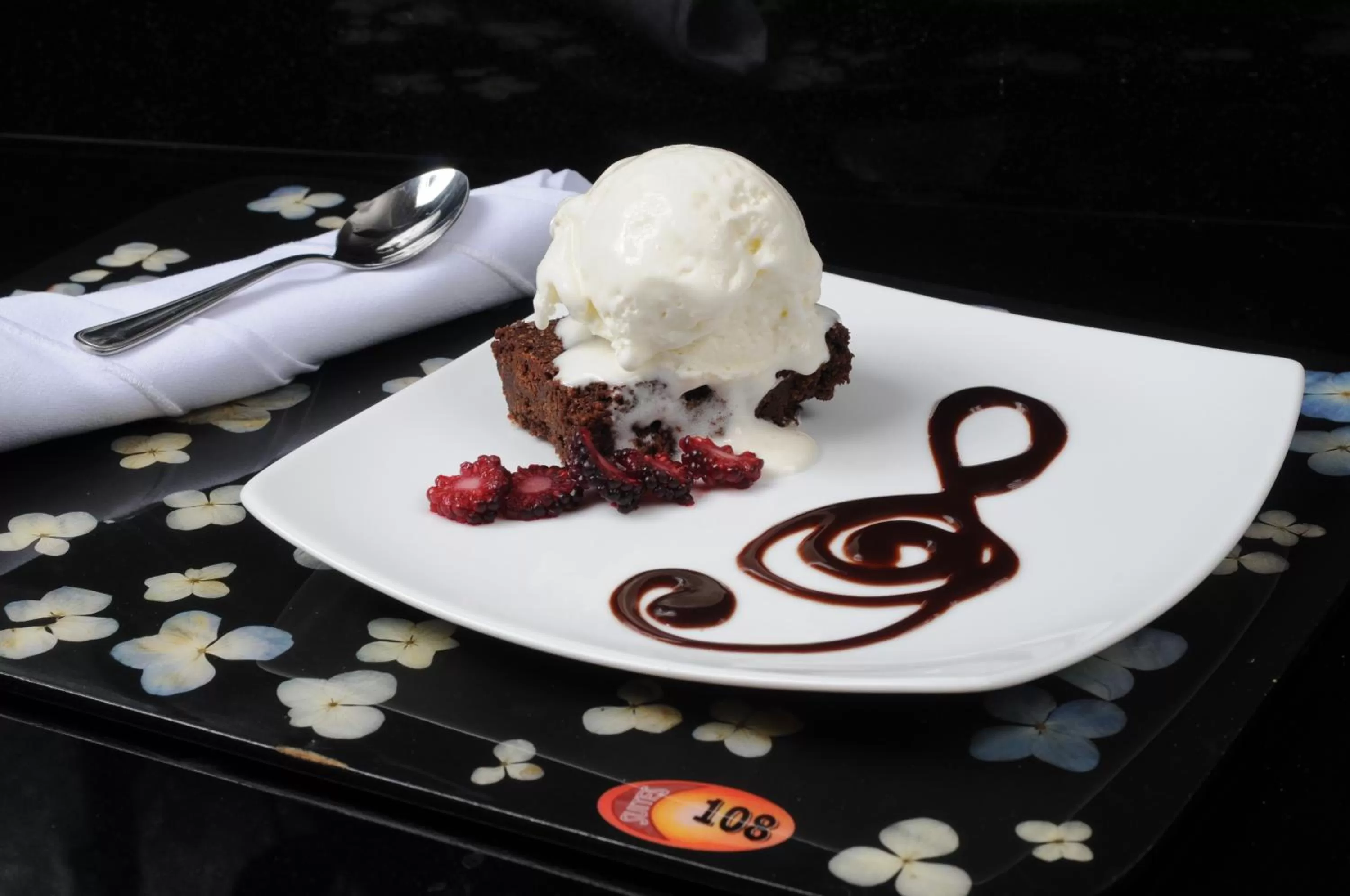 Restaurant/places to eat in Hotel Suites 108