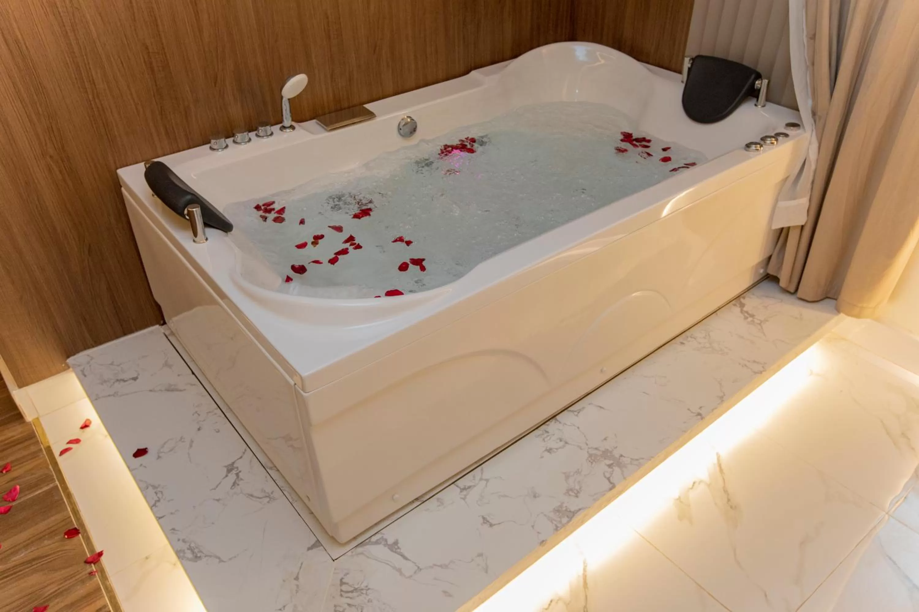 Luxury Night Al Munsiyah