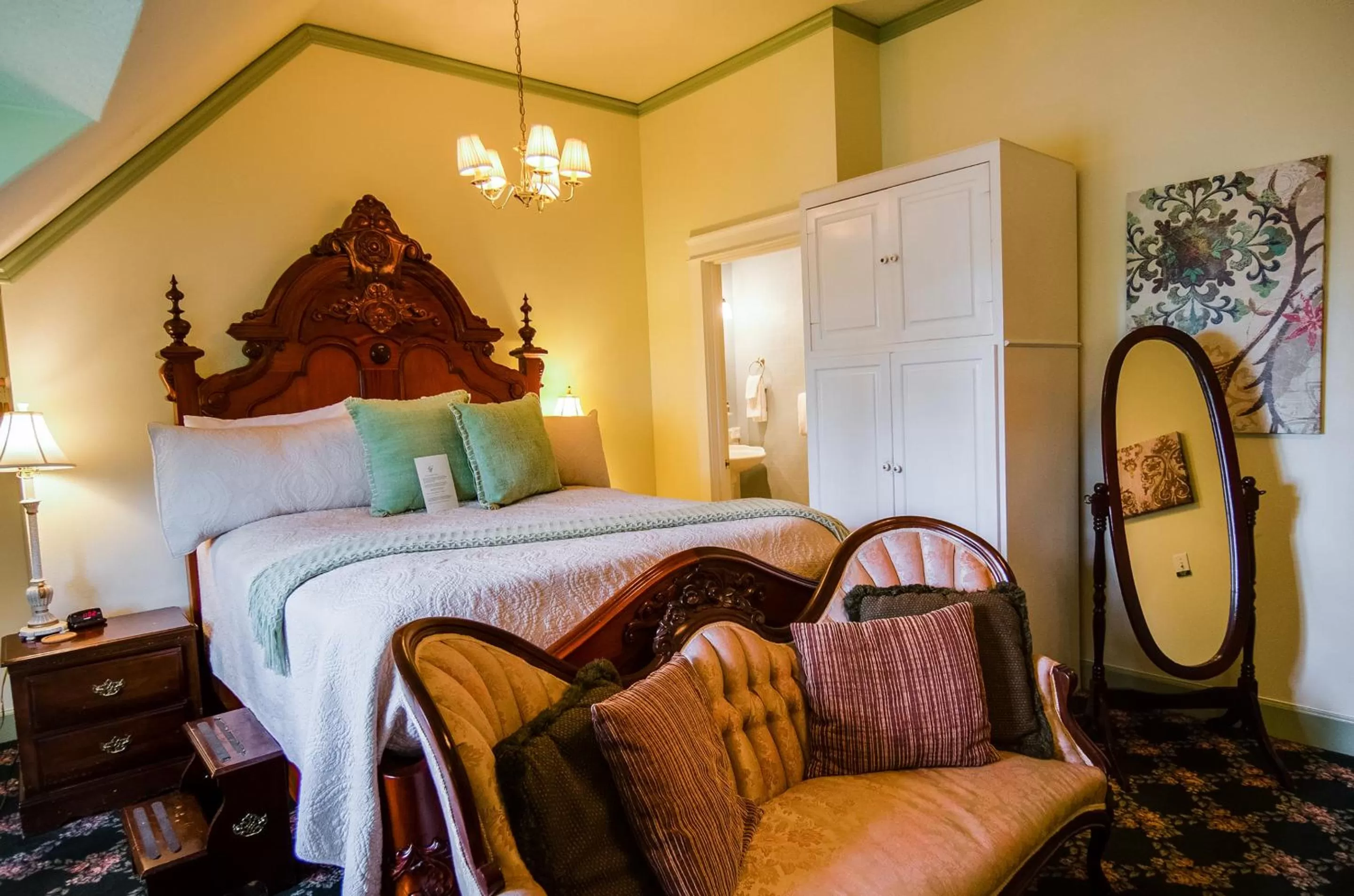 Bed in The Campbell House Inn