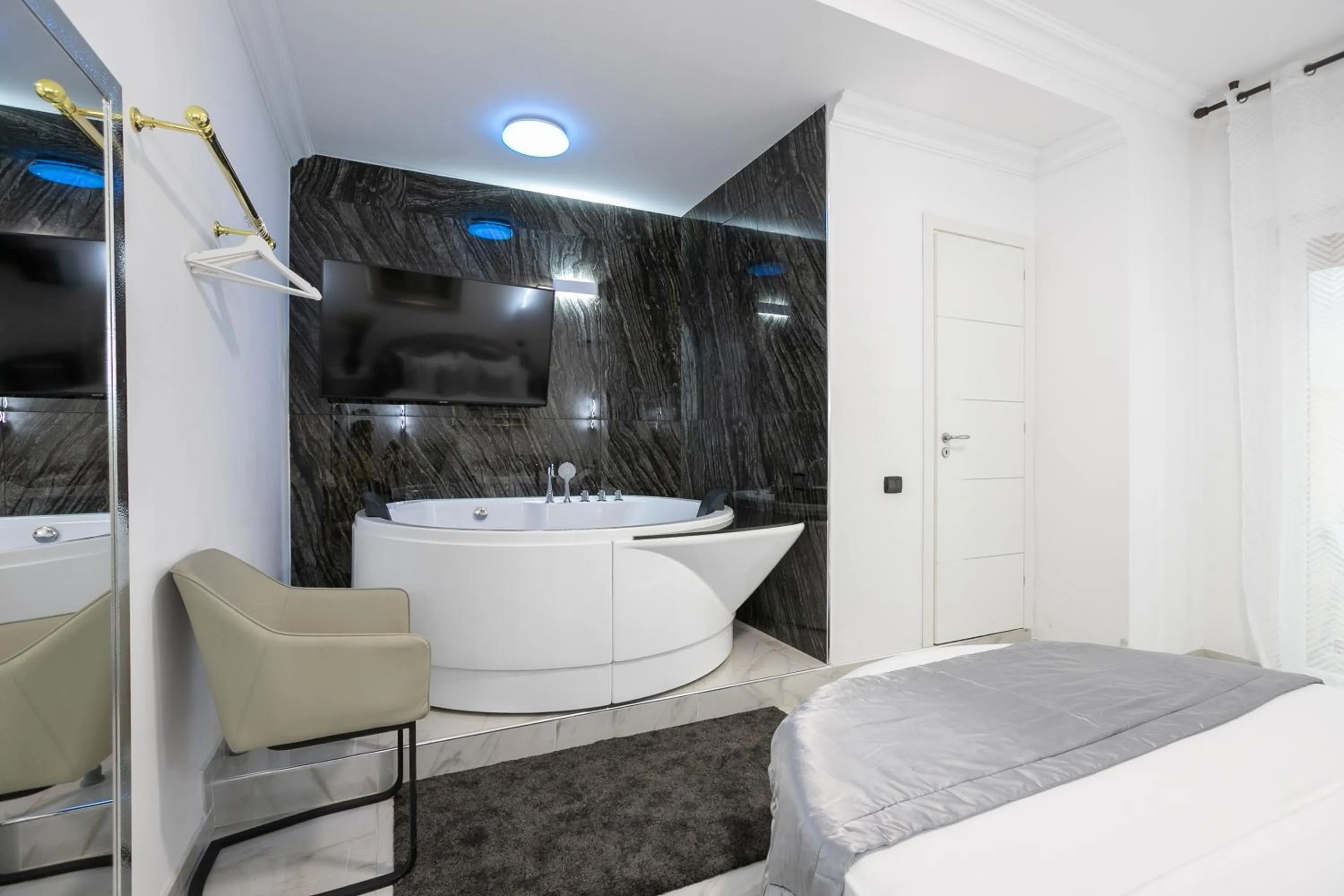 Hot Tub, Bed in Gregorio VII Luxury Suites San Damaso