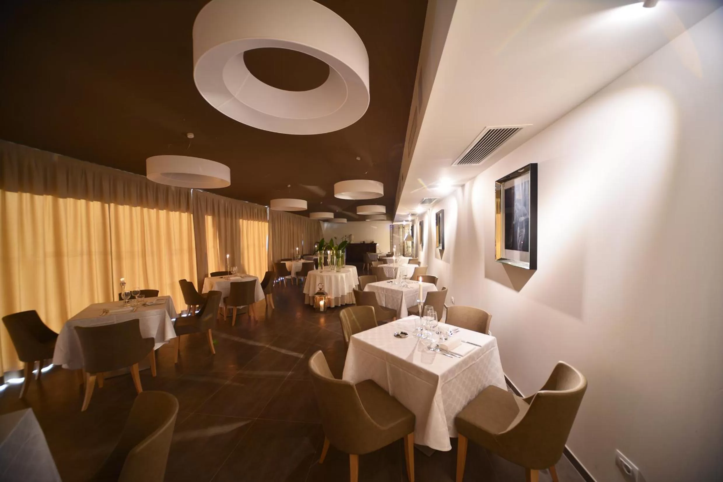 Restaurant/places to eat in Hotel De La Ville