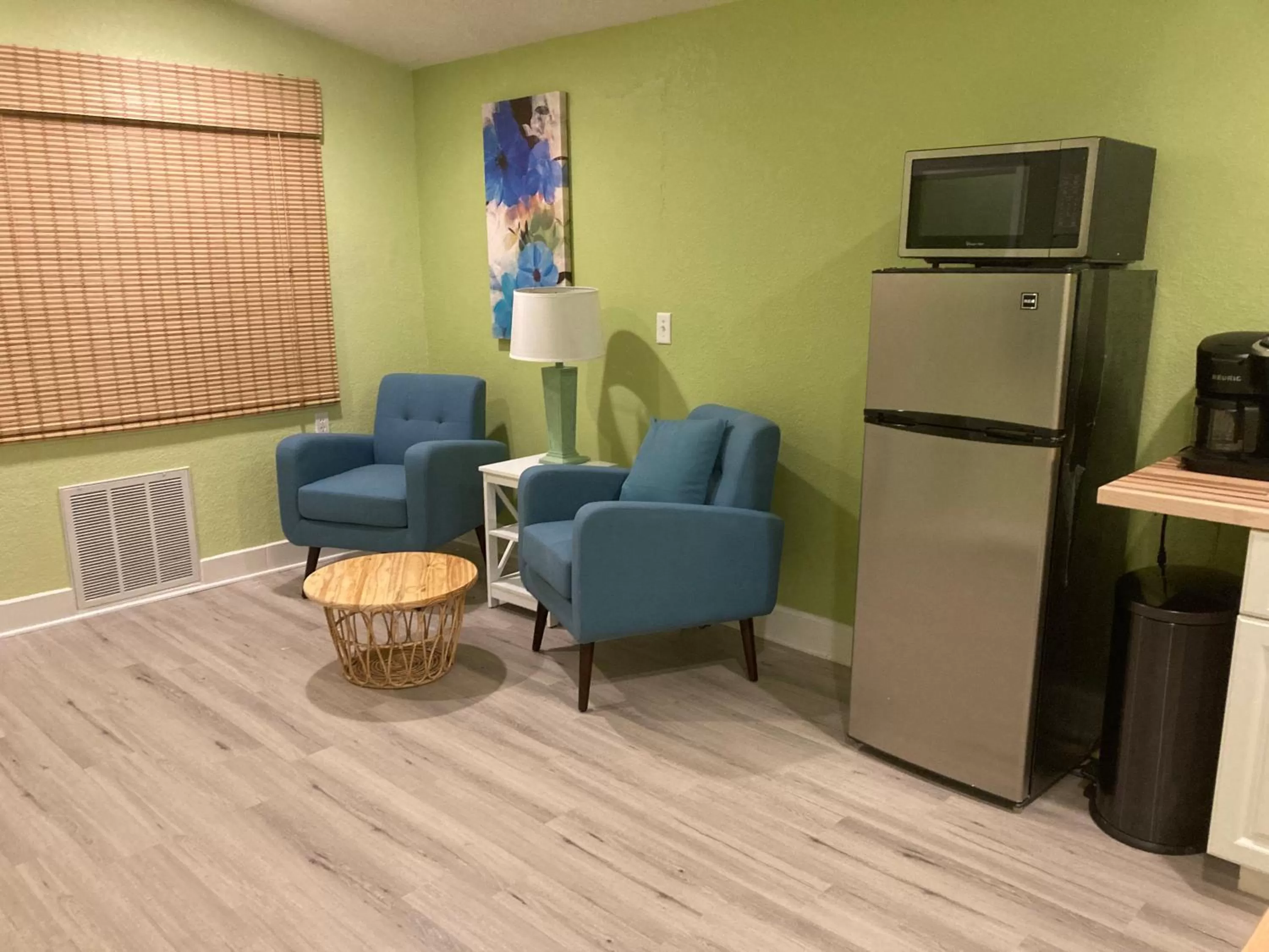 3Gulls Inn Ozona-Boutique Hotel-Steps from Restaurants & Brewery-SwimSpa Pool-Pet Friendly