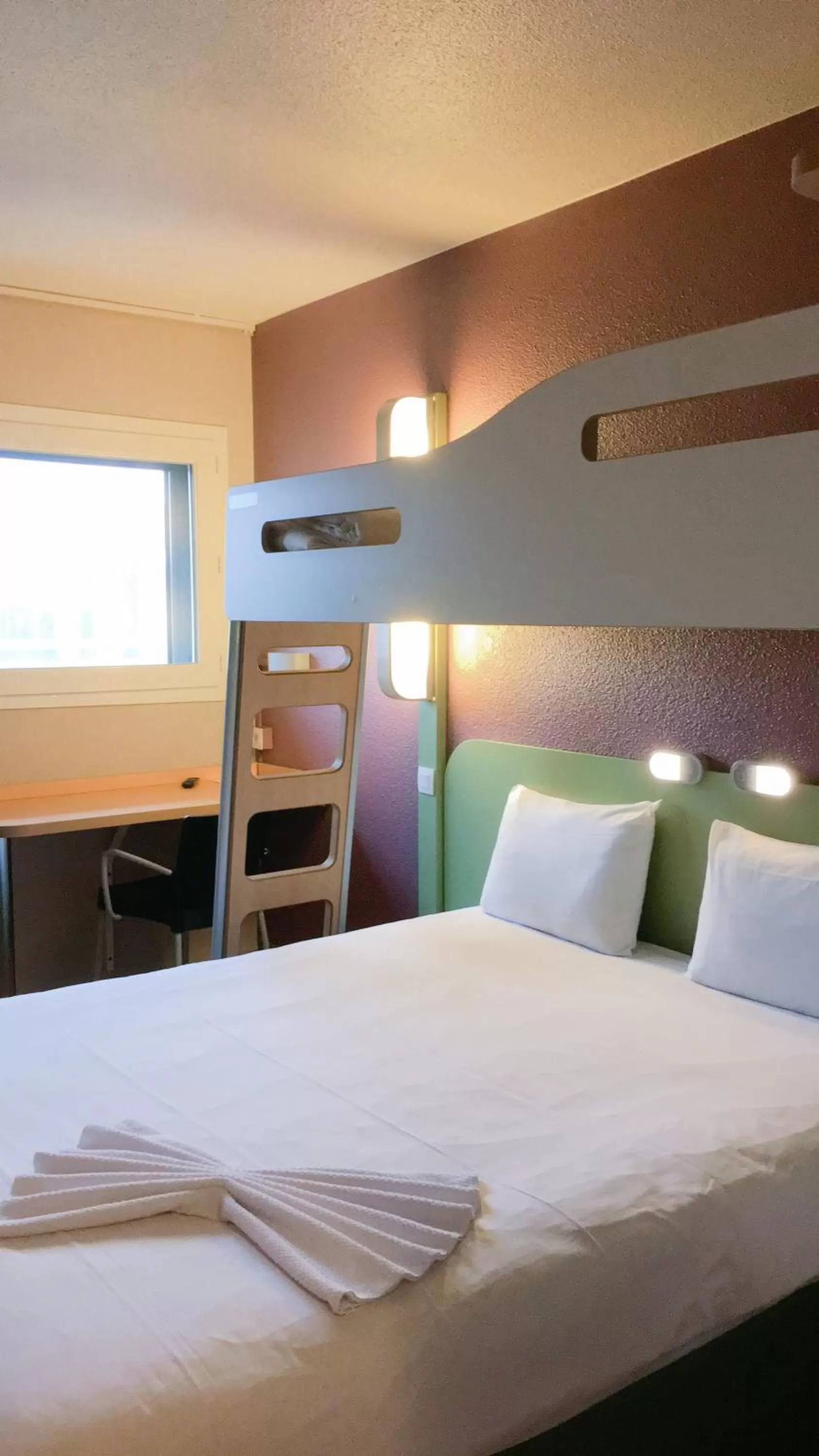 Bedroom, Bed in ibis budget Tours Centre Gare et congrès
