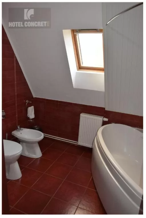 Shower, Bathroom in Hotel Concrete