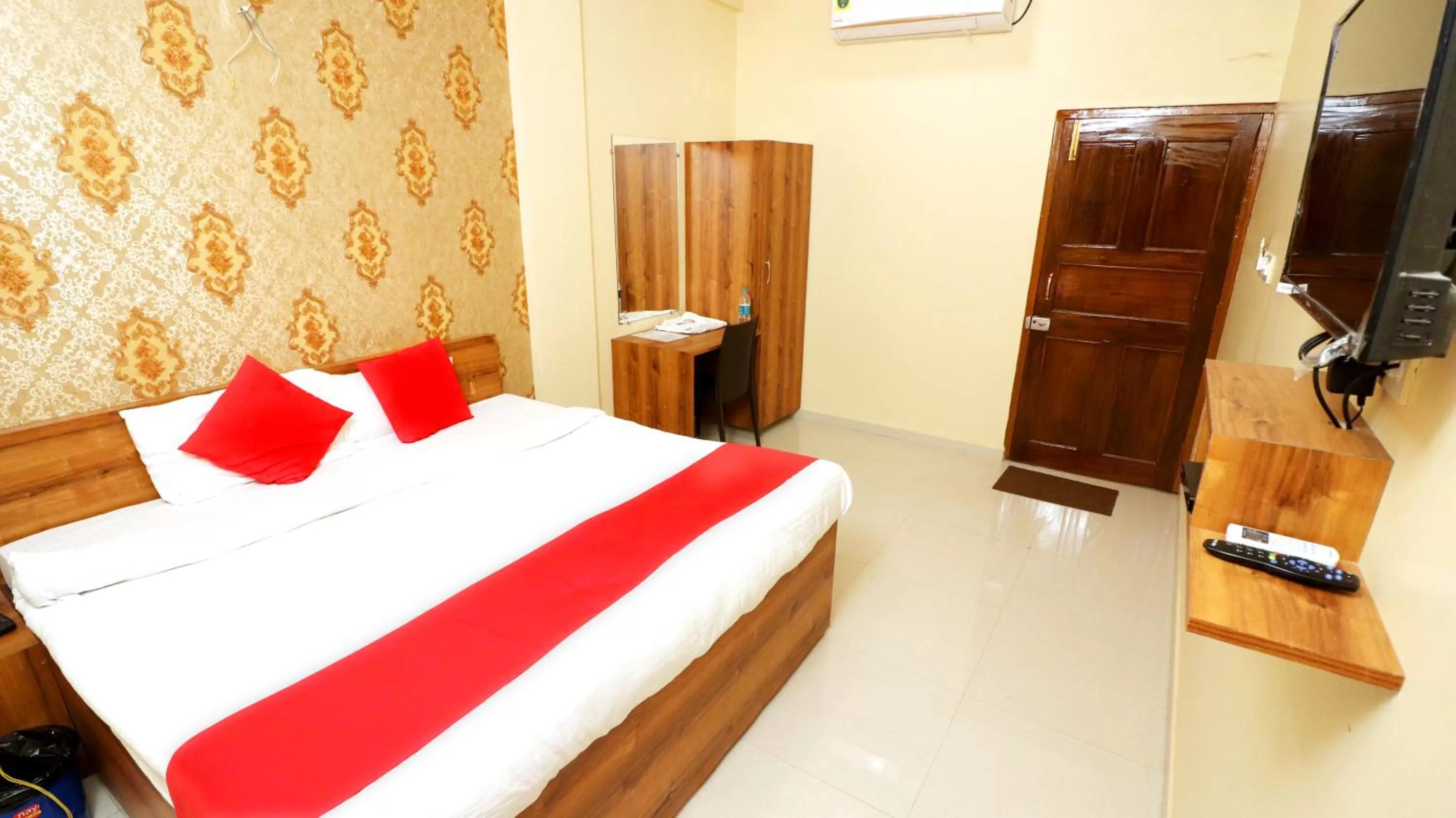 Bed in Hotel Neelkanth