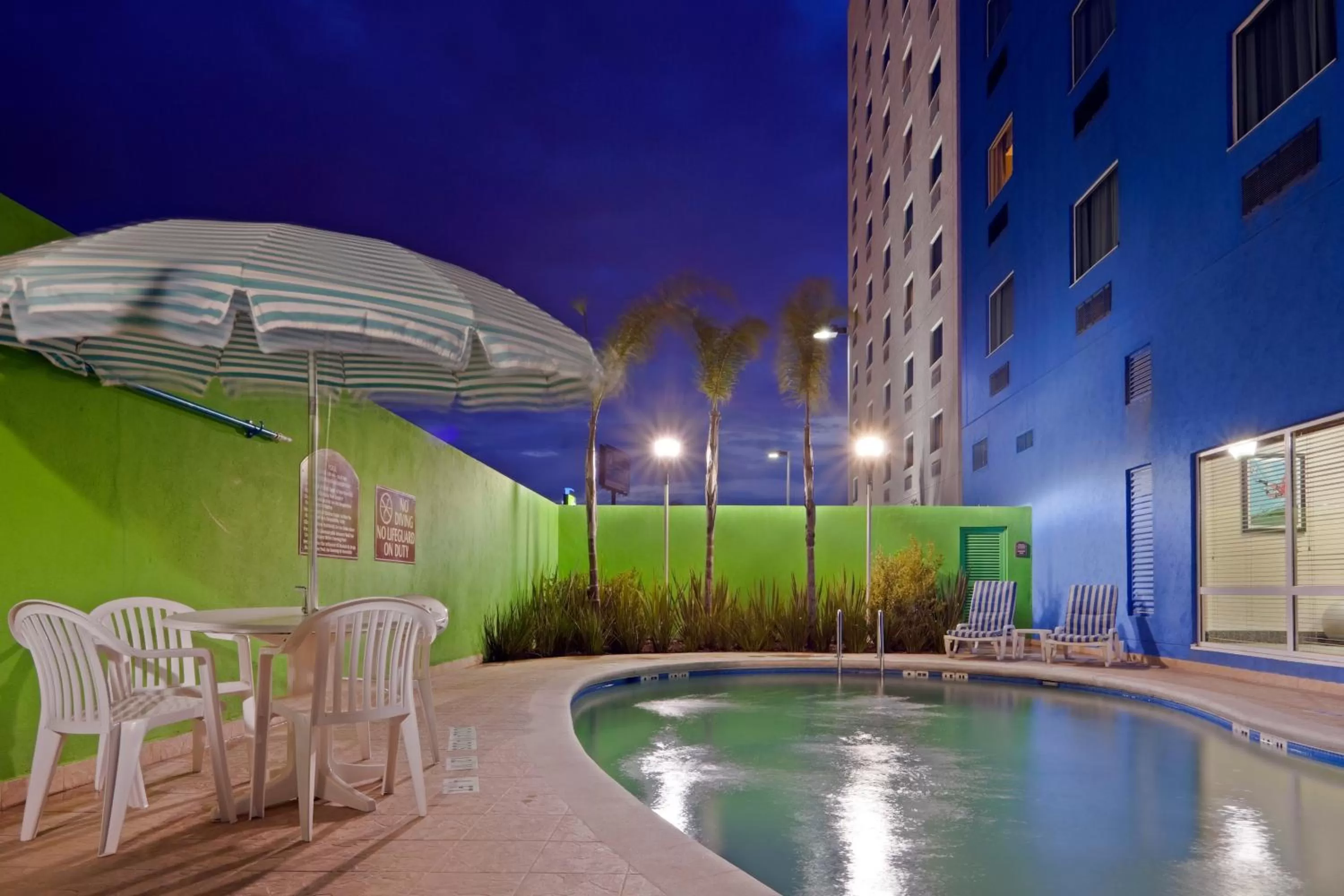 Swimming pool in Holiday Inn Express & Suites Toluca Zona Aeropuerto by IHG