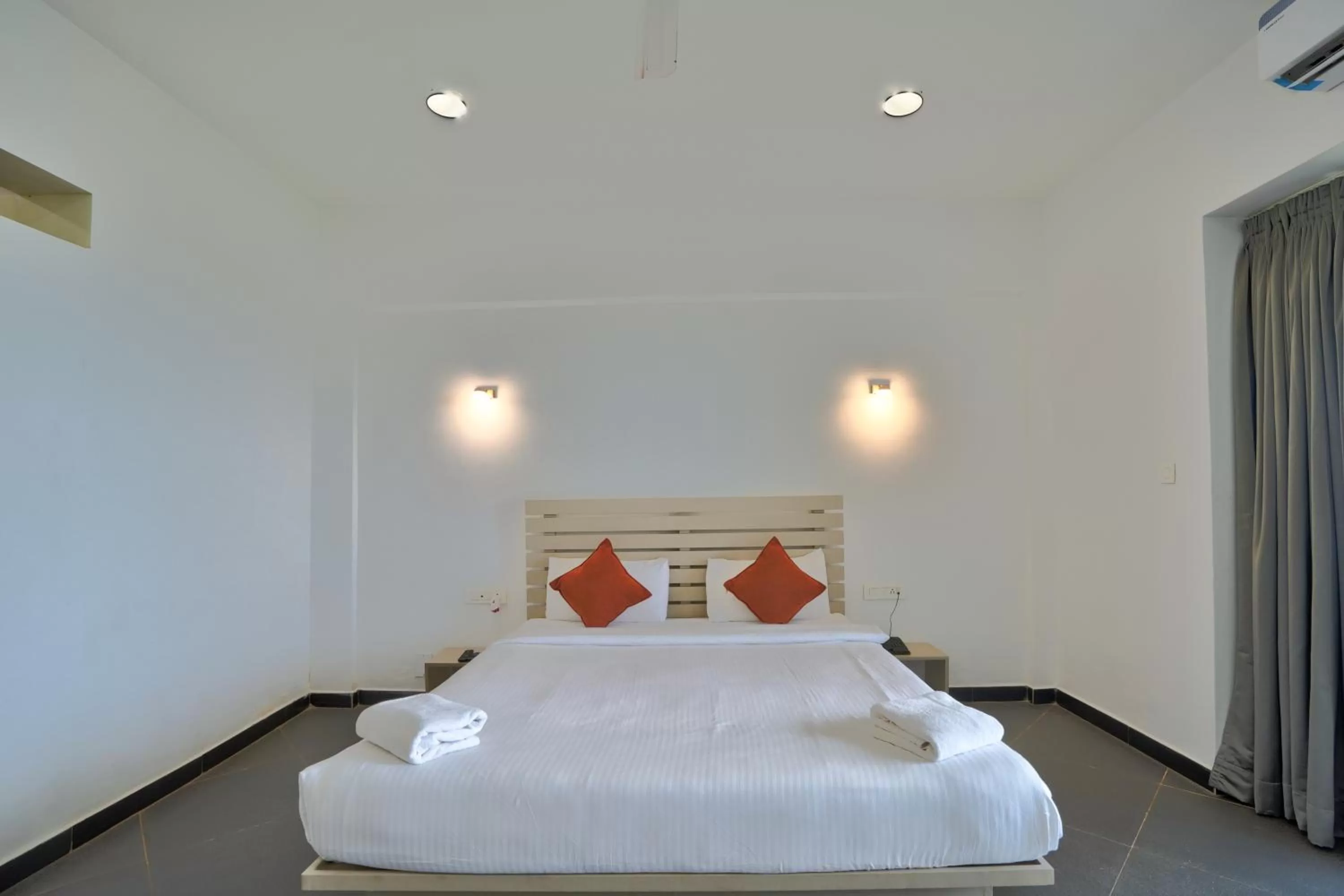 Photo of the whole room, Bed in Blu Missel By The River