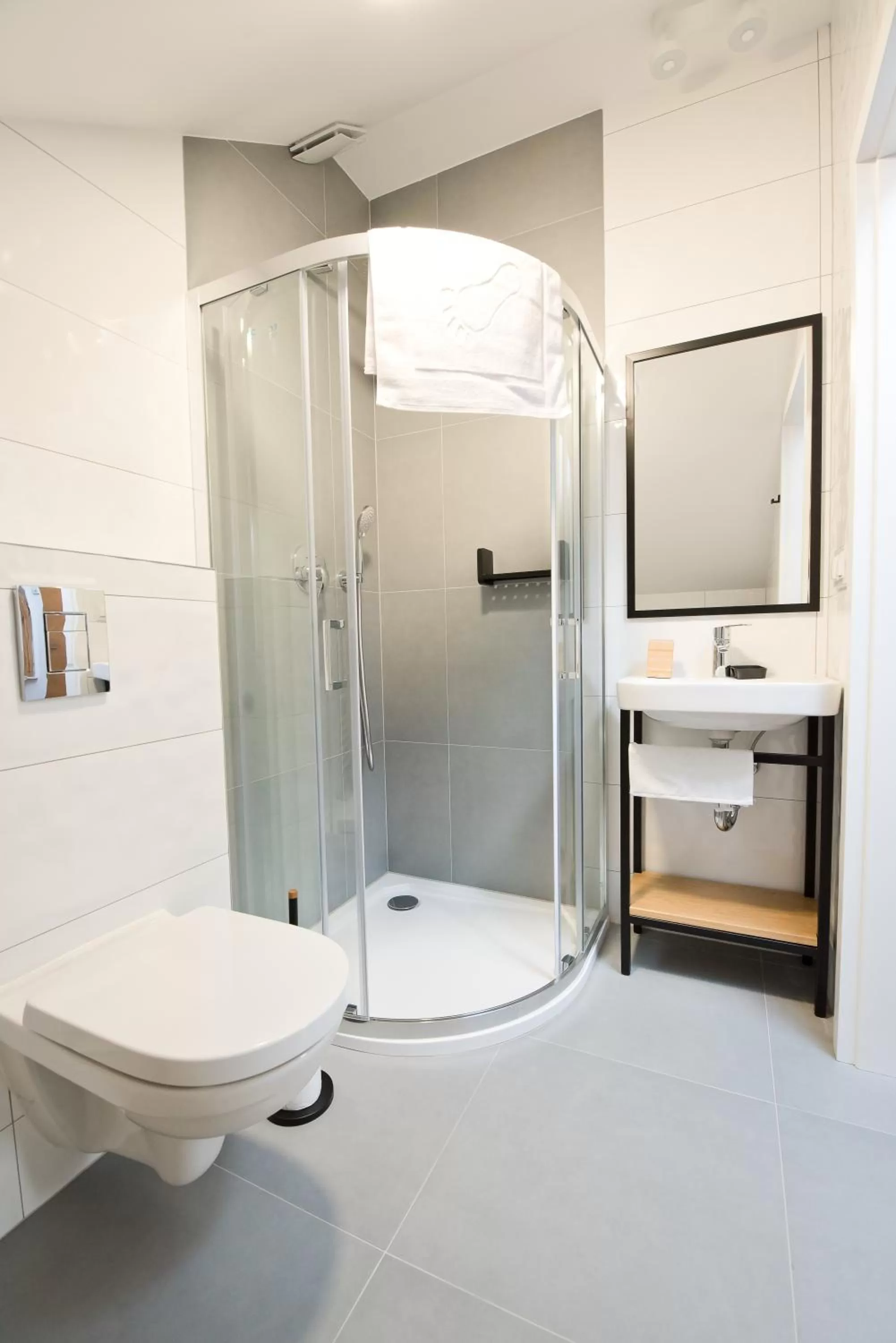 Shower, Bathroom in Salon Win Wine Bar & Apartments