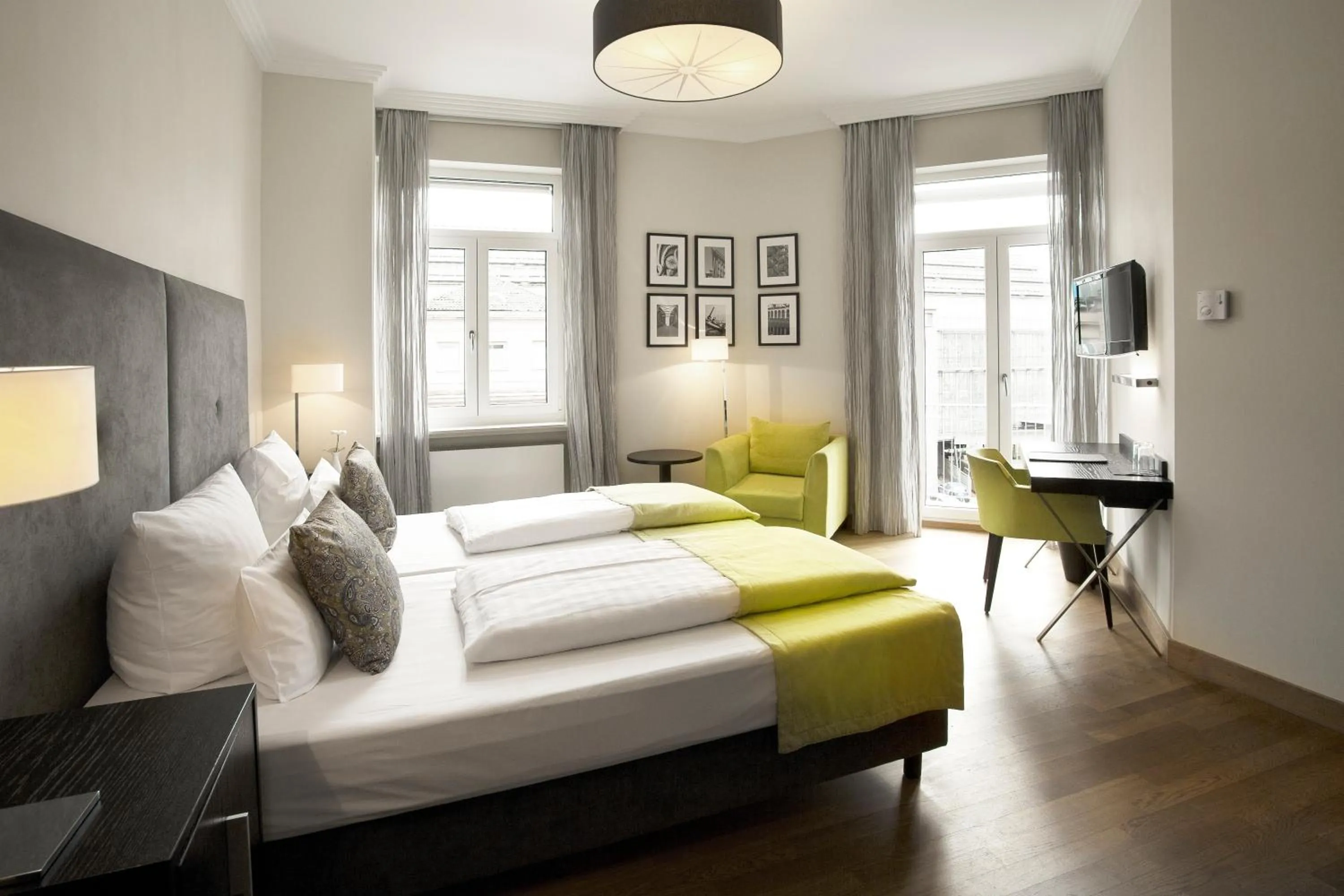 Photo of the whole room, Bed in Hotel Hamburger Hof