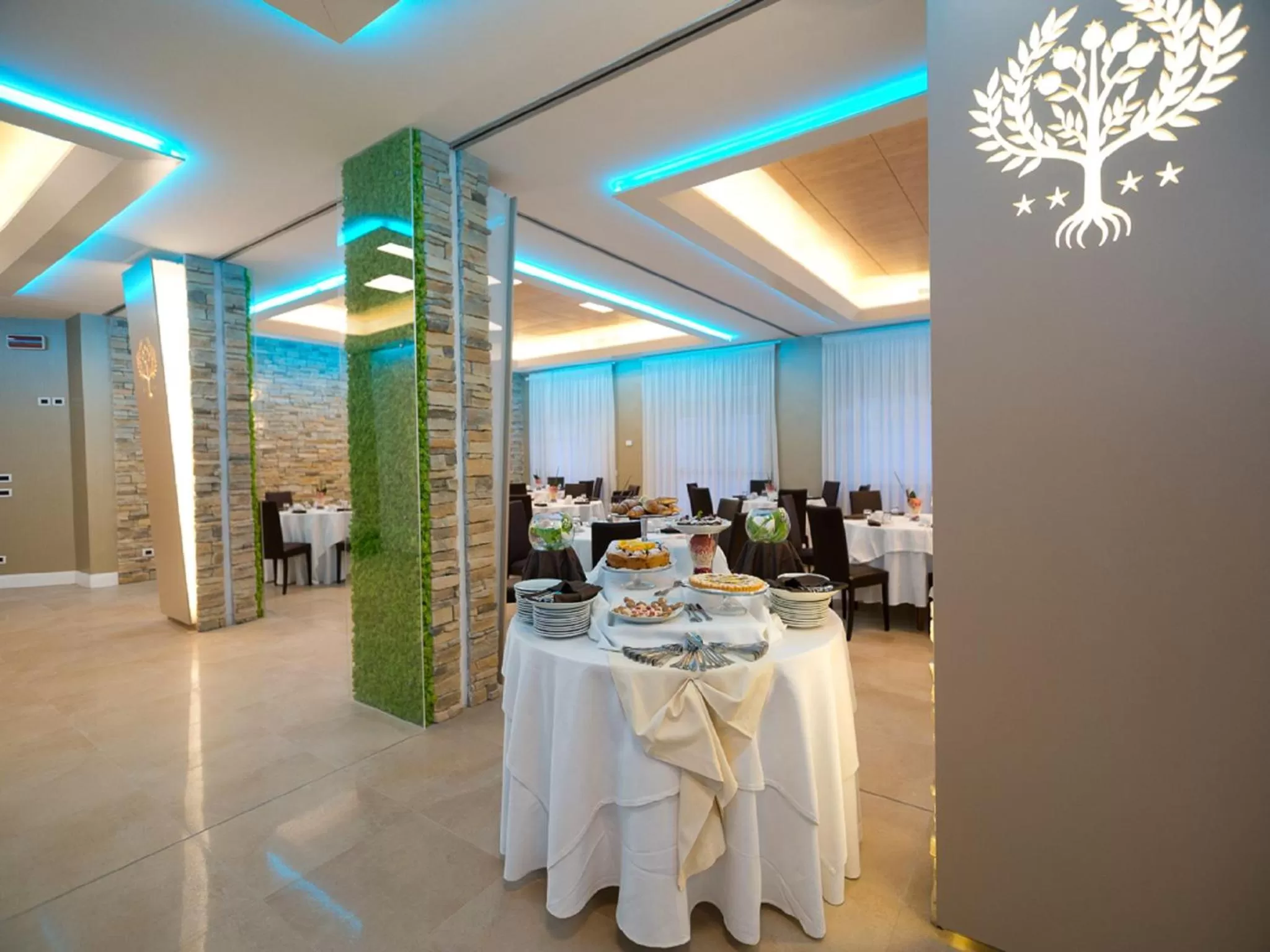 Restaurant/places to eat in Ele Green Park Hotel Pamphili